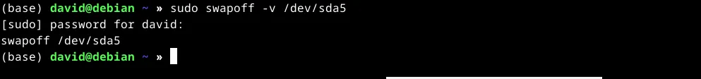 Ảnh chụp màn hình terminal Linux hiển thị kết quả lệnh swapoff sau khi vô hiệu hóa phân vùng swap.
