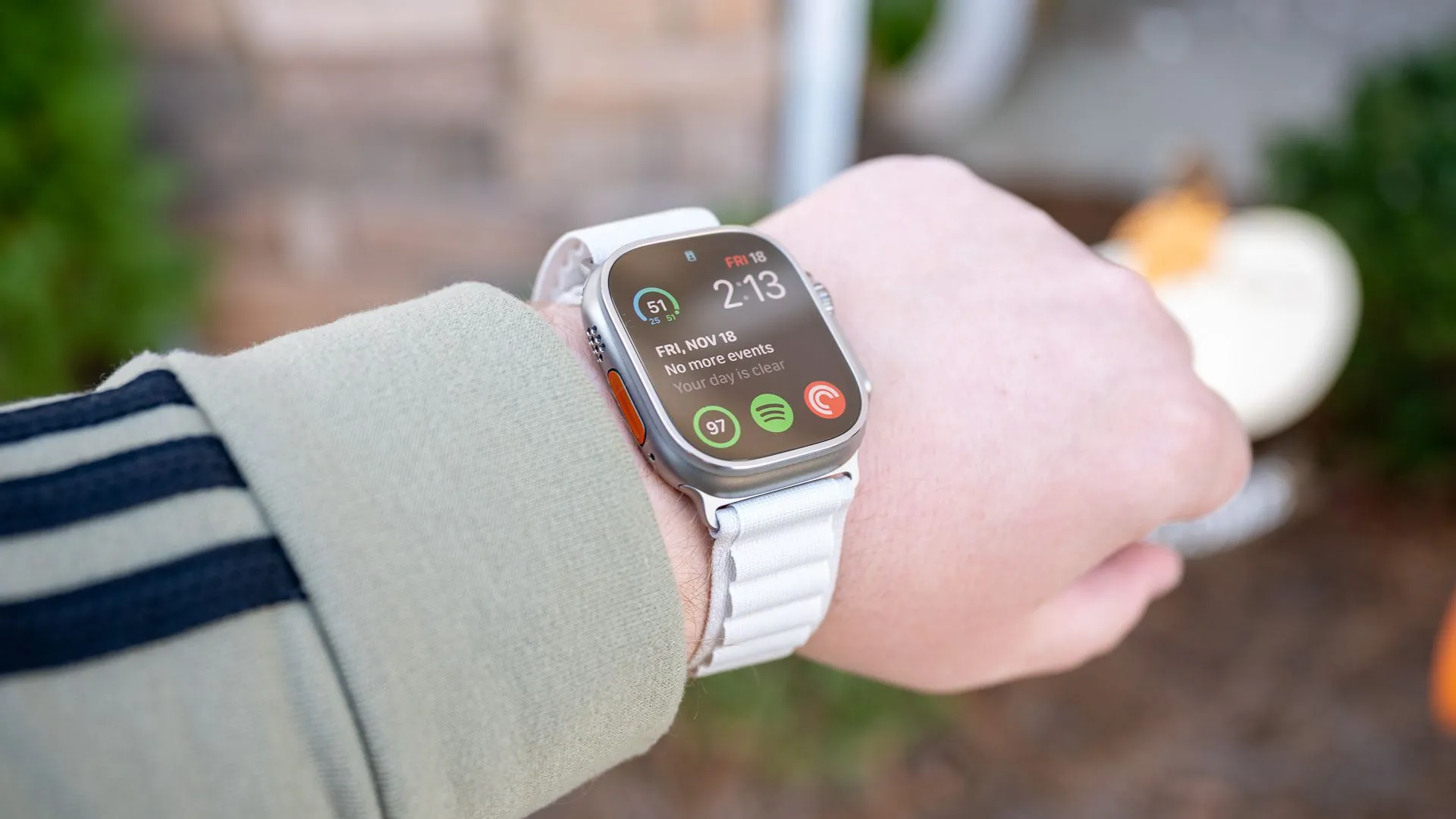 Apple Watch Ultra với dây đeo Alpine Loop, thể hiện thiết bị chuyên dụng cho hoạt động thể thao và chạy bộ.