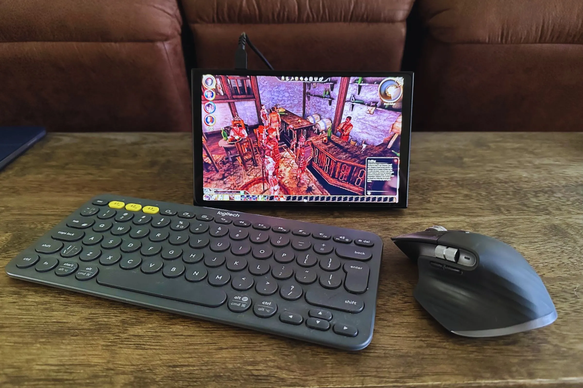 Bàn làm việc với bàn phím Logitech K380, chuột MX Master 3S và PC cầm tay Lenovo Legion Go, minh họa khả năng kết nối đa thiết bị của chuột