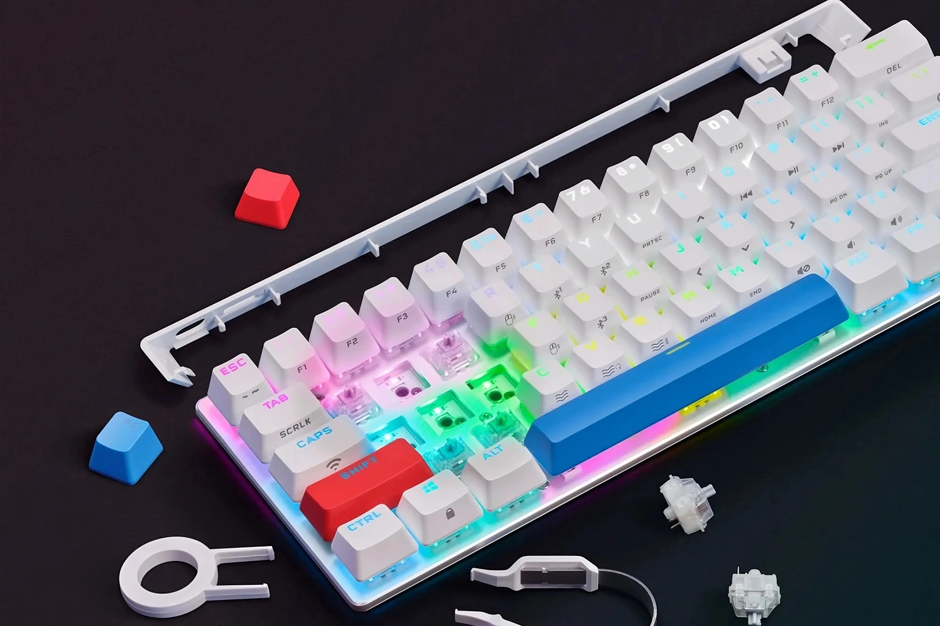 Bàn phím cơ hot-swappable Corsair K70 Pro Mini Wireless với một số switch đã được tháo rời, cho thấy chân tiếp xúc.