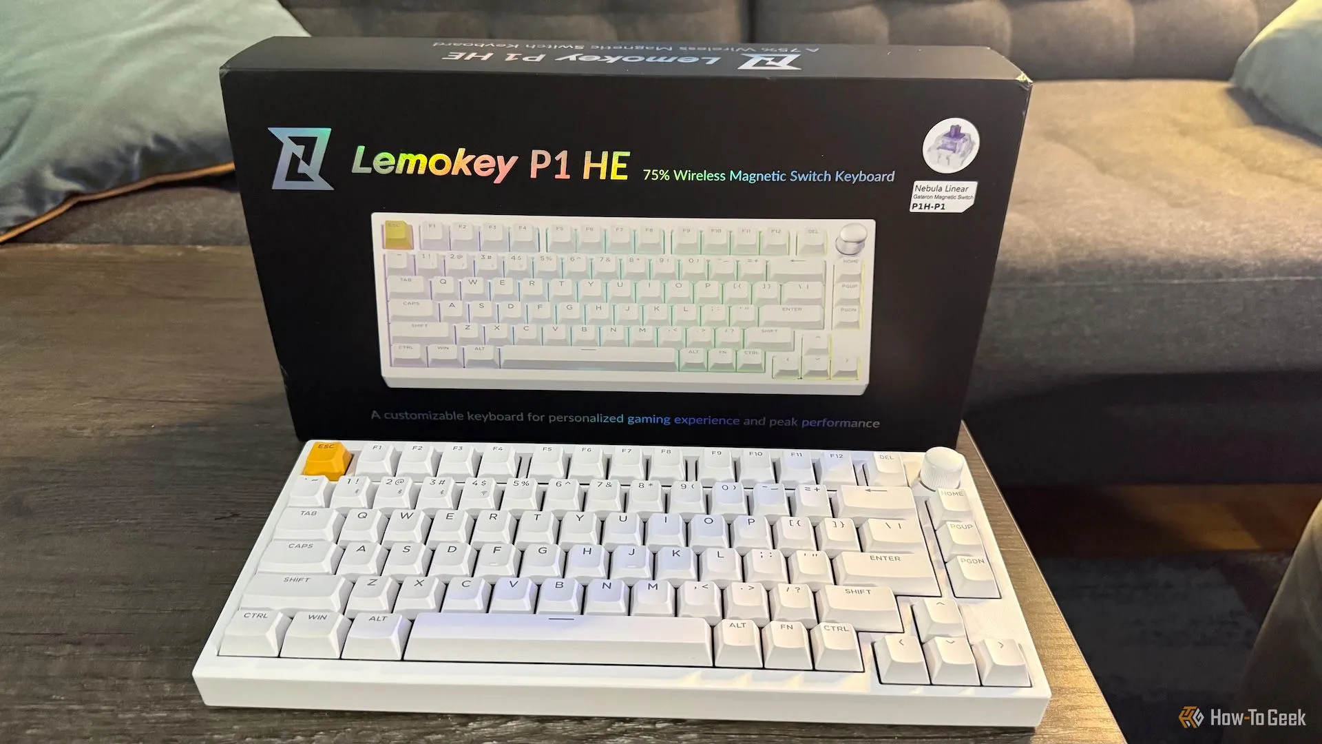 Bàn phím Lemokey P1 HE và hộp sản phẩm đặt trên bàn, tượng trưng cho trải nghiệm unboxing và tổng thể sản phẩm.