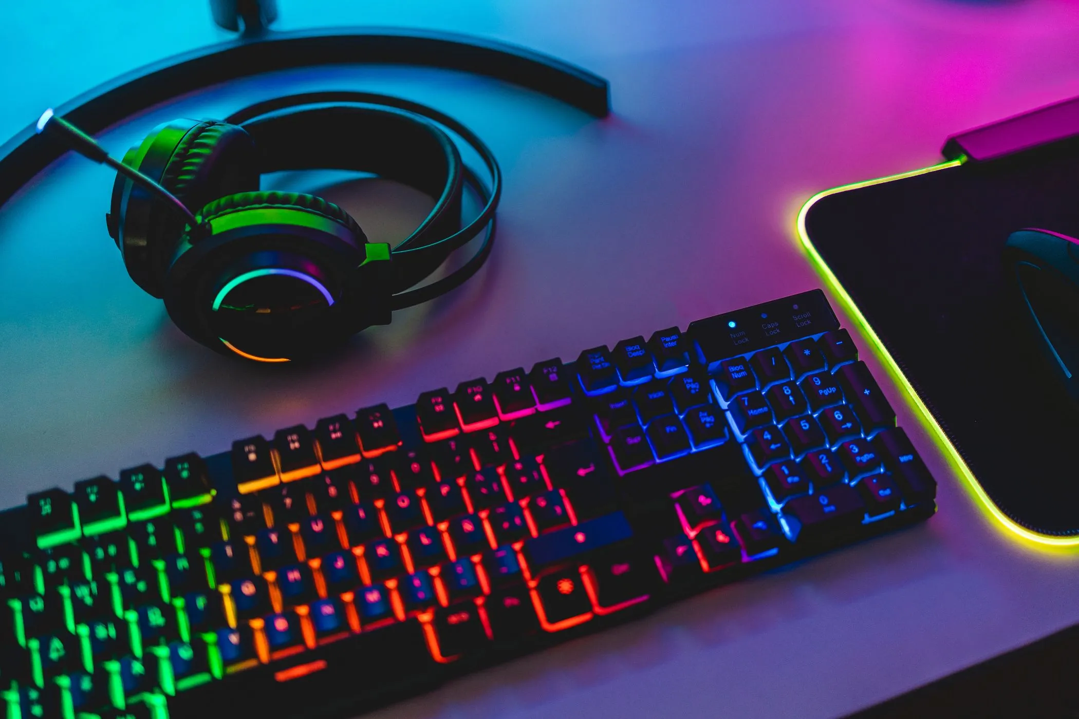 Bàn phím, tai nghe và bàn di chuột RGB dành cho game thủ.