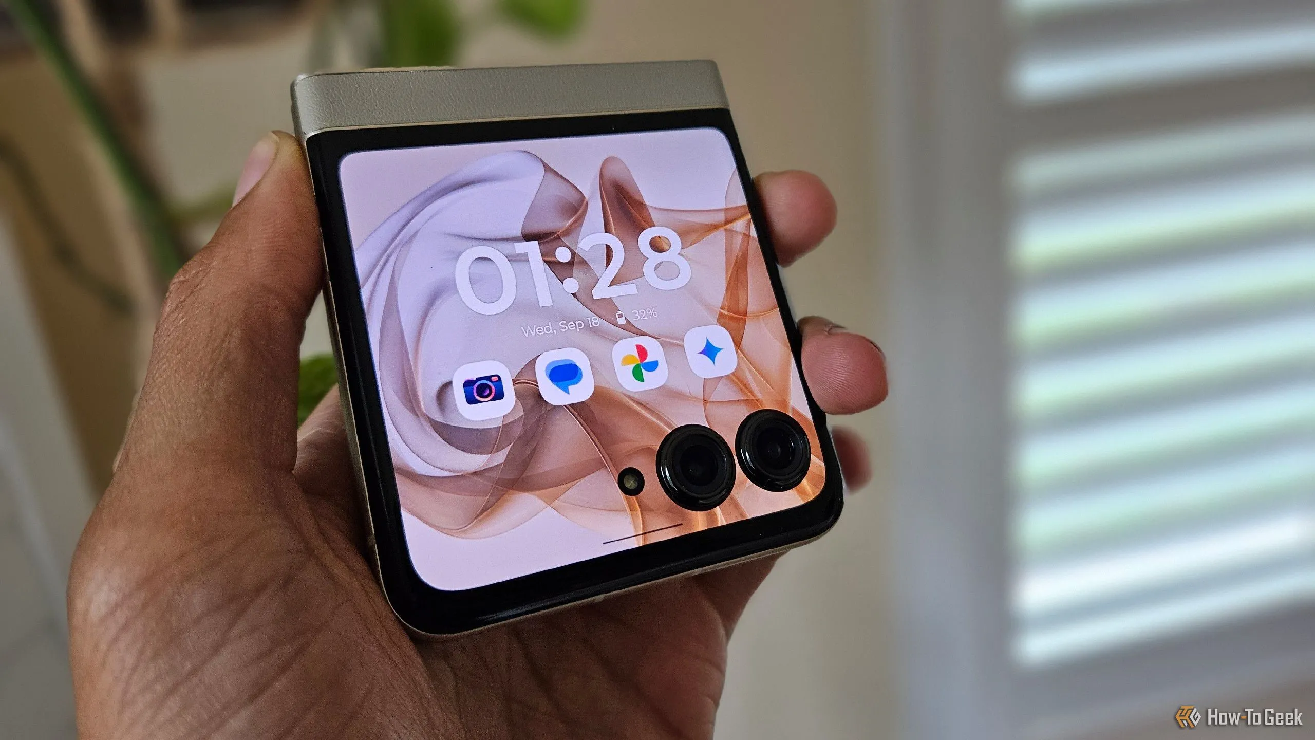 Bàn tay cầm điện thoại Moto Razr 2024 ở trạng thái gập, minh họa kích thước và độ dày khi bỏ túi.