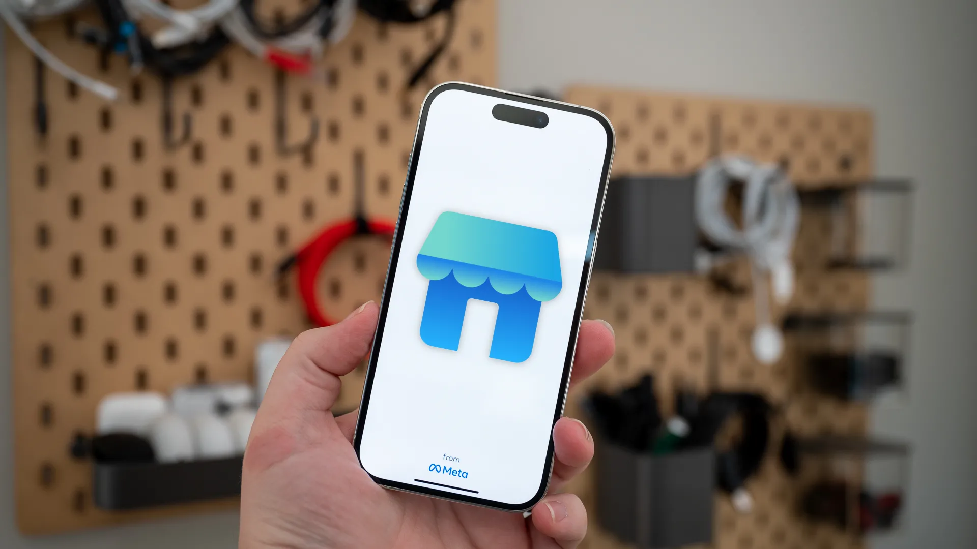 Biểu tượng Facebook Marketplace trên màn hình điện thoại, thể hiện khả năng mua bán đồ cũ trực tuyến.