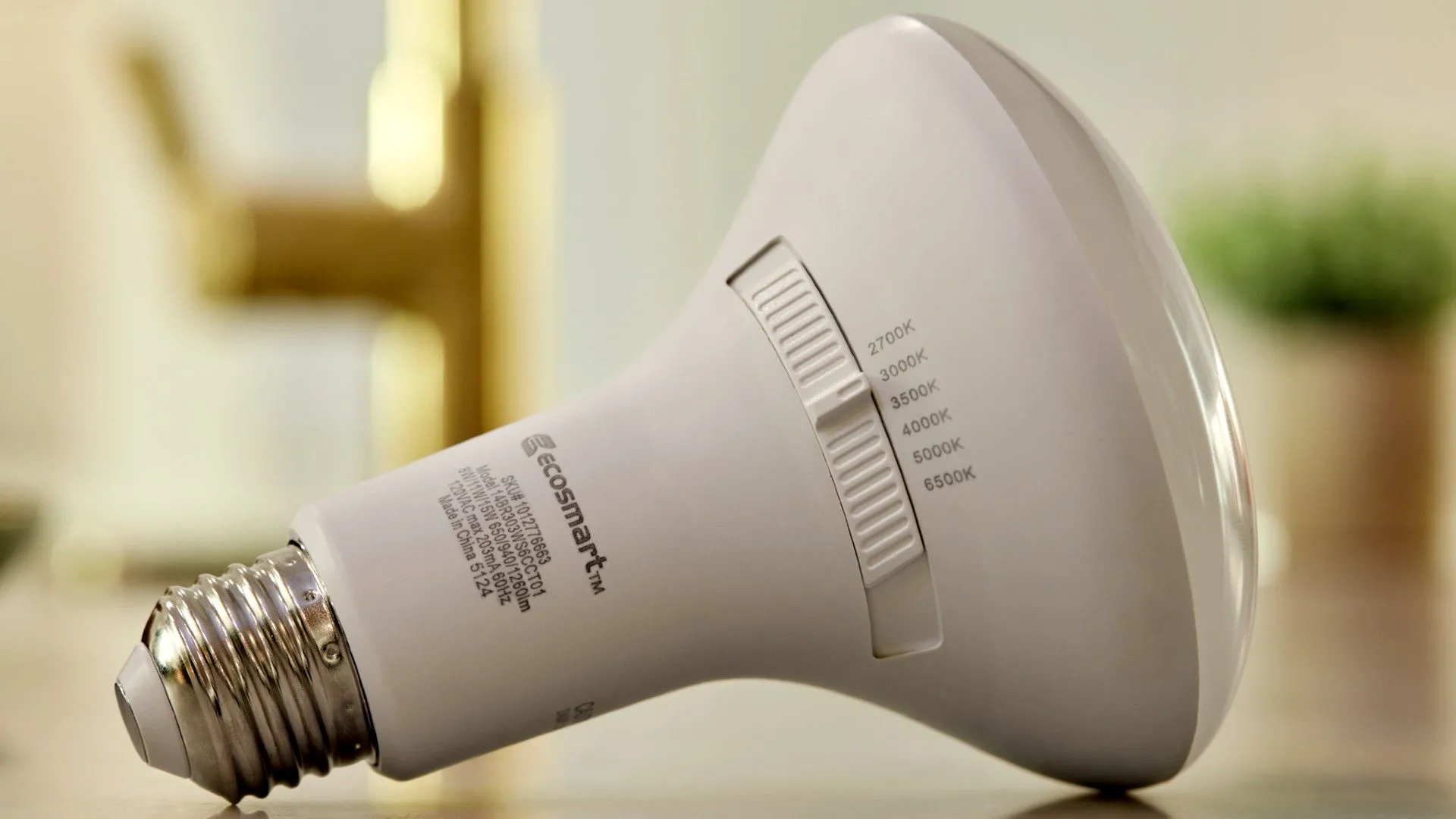 Bóng đèn thông minh EcoSmart hiển thị các chế độ ánh sáng khác nhau.