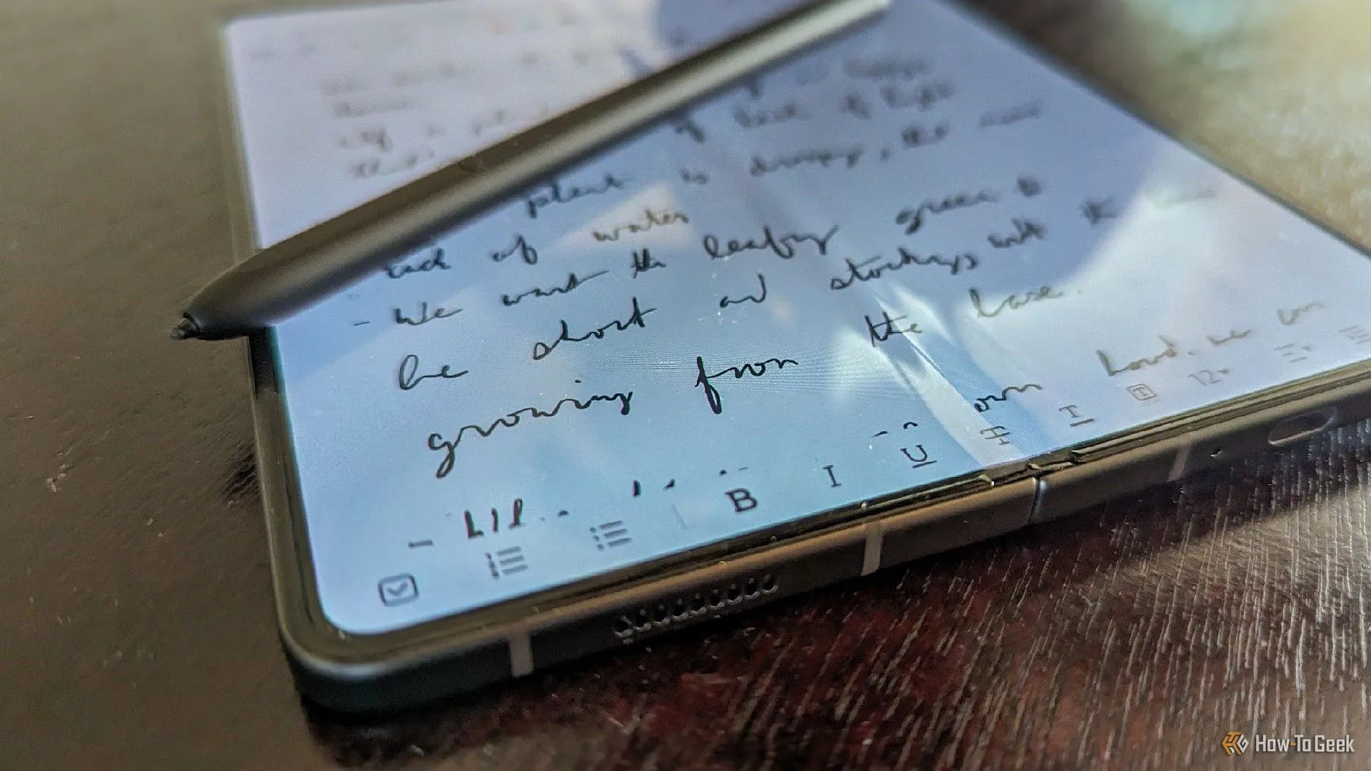 Bút S Pen đặt trên màn hình gập bên trong của Samsung Galaxy Z Fold 5