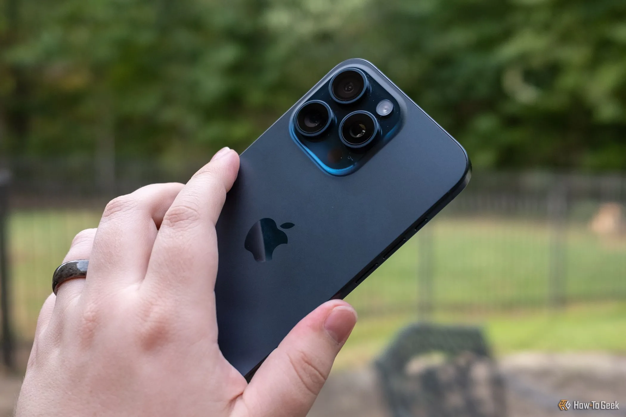 Các camera chính ở mặt sau của Apple iPhone 15 Pro Max.