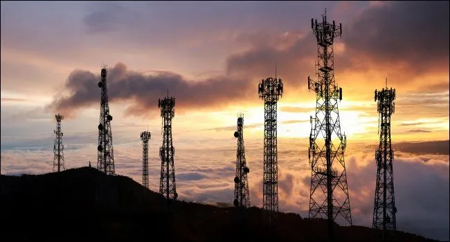 Các cột sóng di động, đối lập với kết nối Wi-Fi trong việc thiết lập cuộc gọi nhanh chóng.