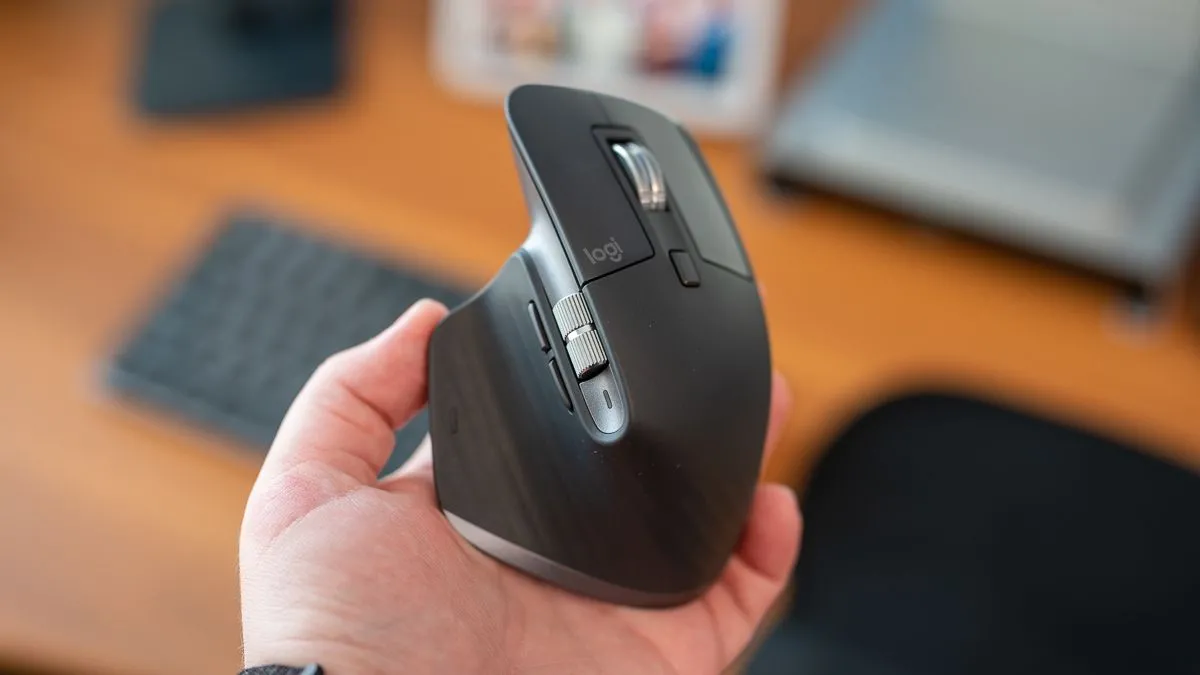Cận cảnh các bánh xe cuộn (dọc và ngang) và các nút chức năng trên chuột Logitech MX Master 3S