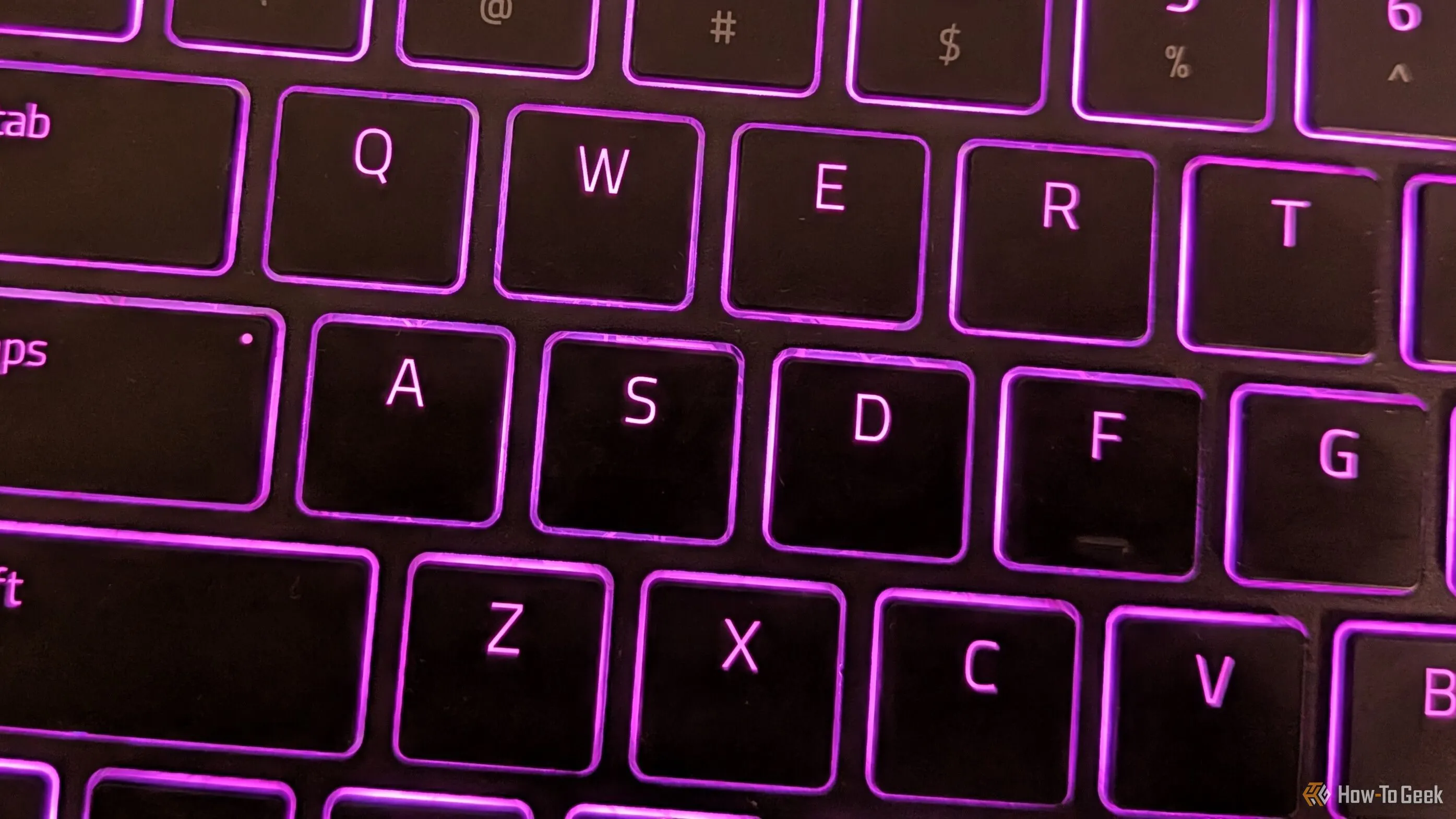 Cận cảnh các phím ASDF của bàn phím Razer Joro, hiển thị đèn nền Chroma RGB sáng rõ