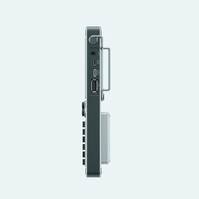 Cận cảnh cạnh bên của uConsole ClockworkPi, làm nổi bật thiết kế chắc chắn.