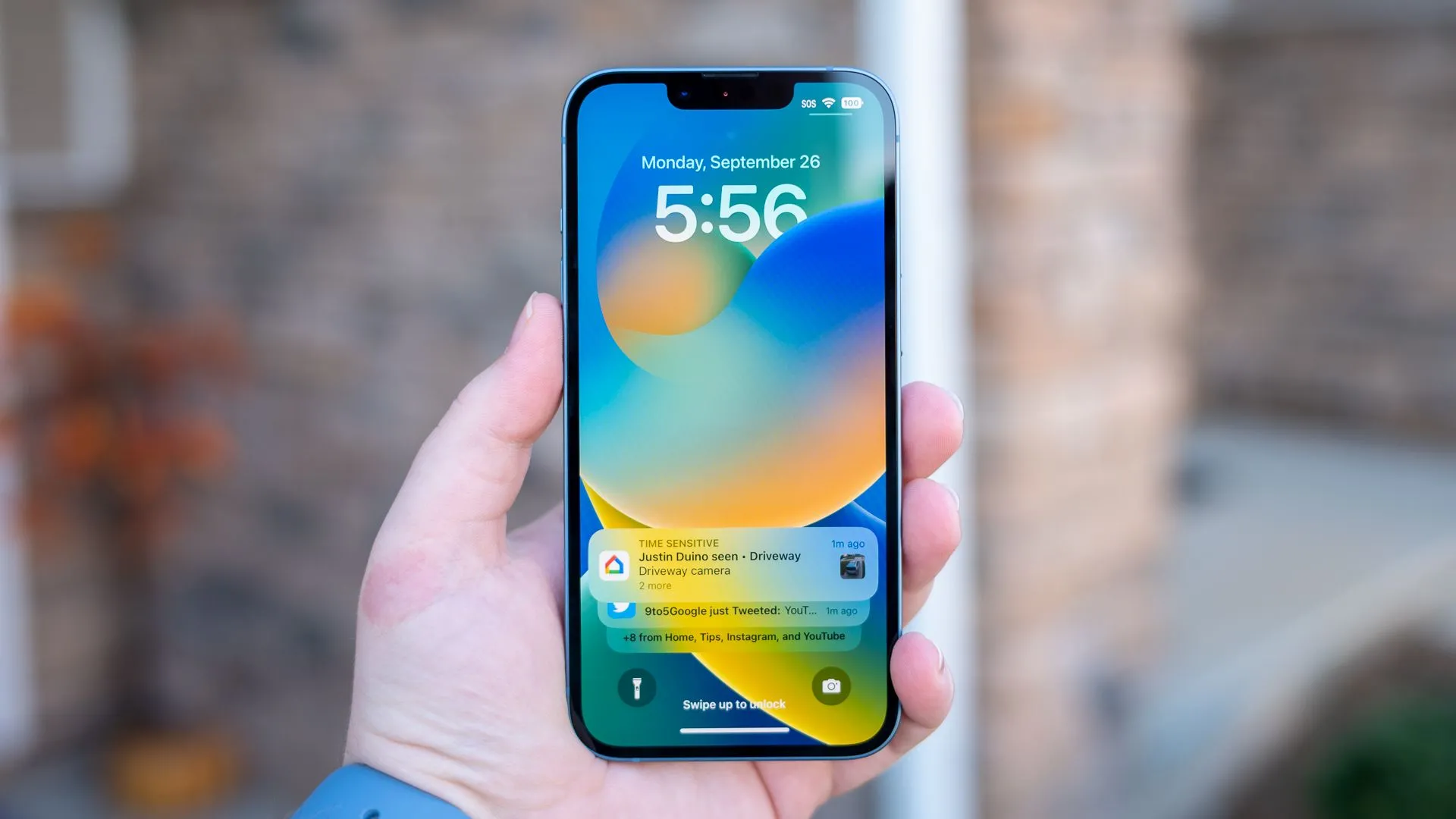 Cận cảnh màn hình của một chiếc iPhone, thể hiện độ sắc nét và màu sắc sống động.
