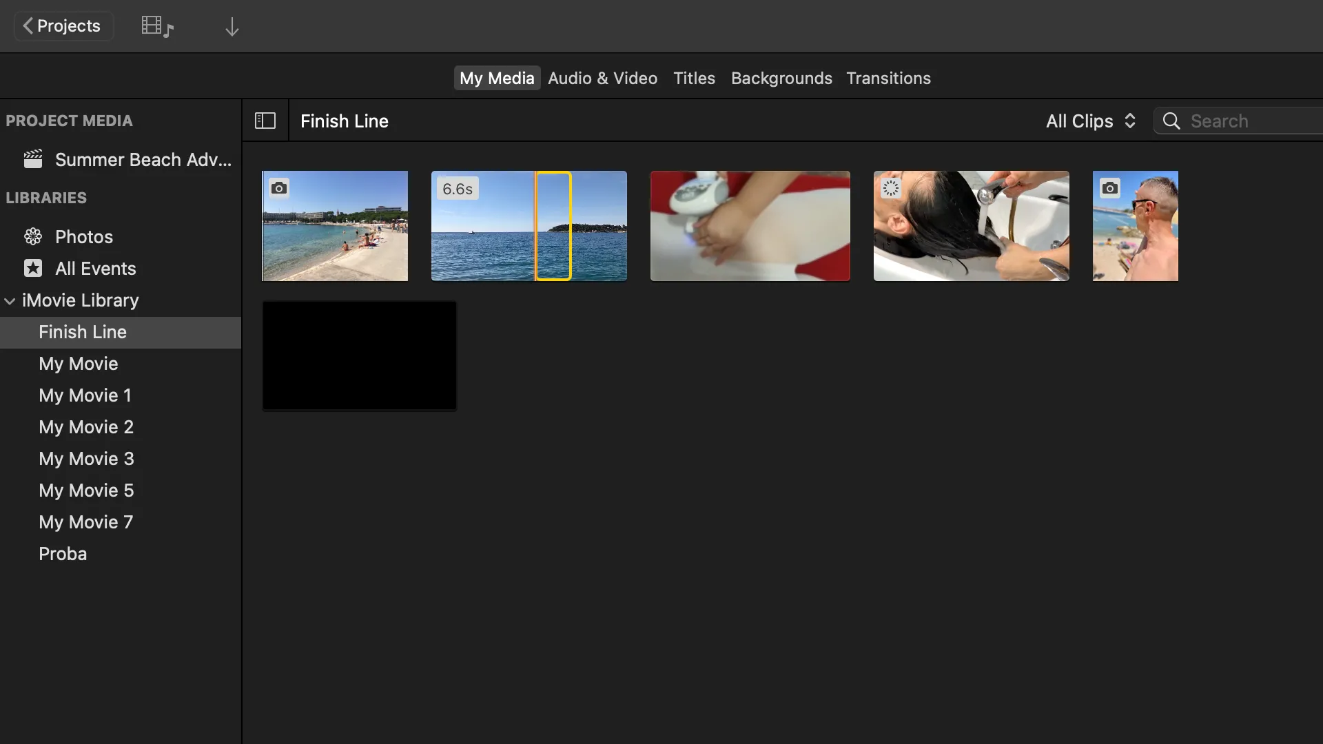 Cận cảnh trình duyệt đa phương tiện trong iMovie cho Mac, hiển thị tab &quot;My Media&quot;.