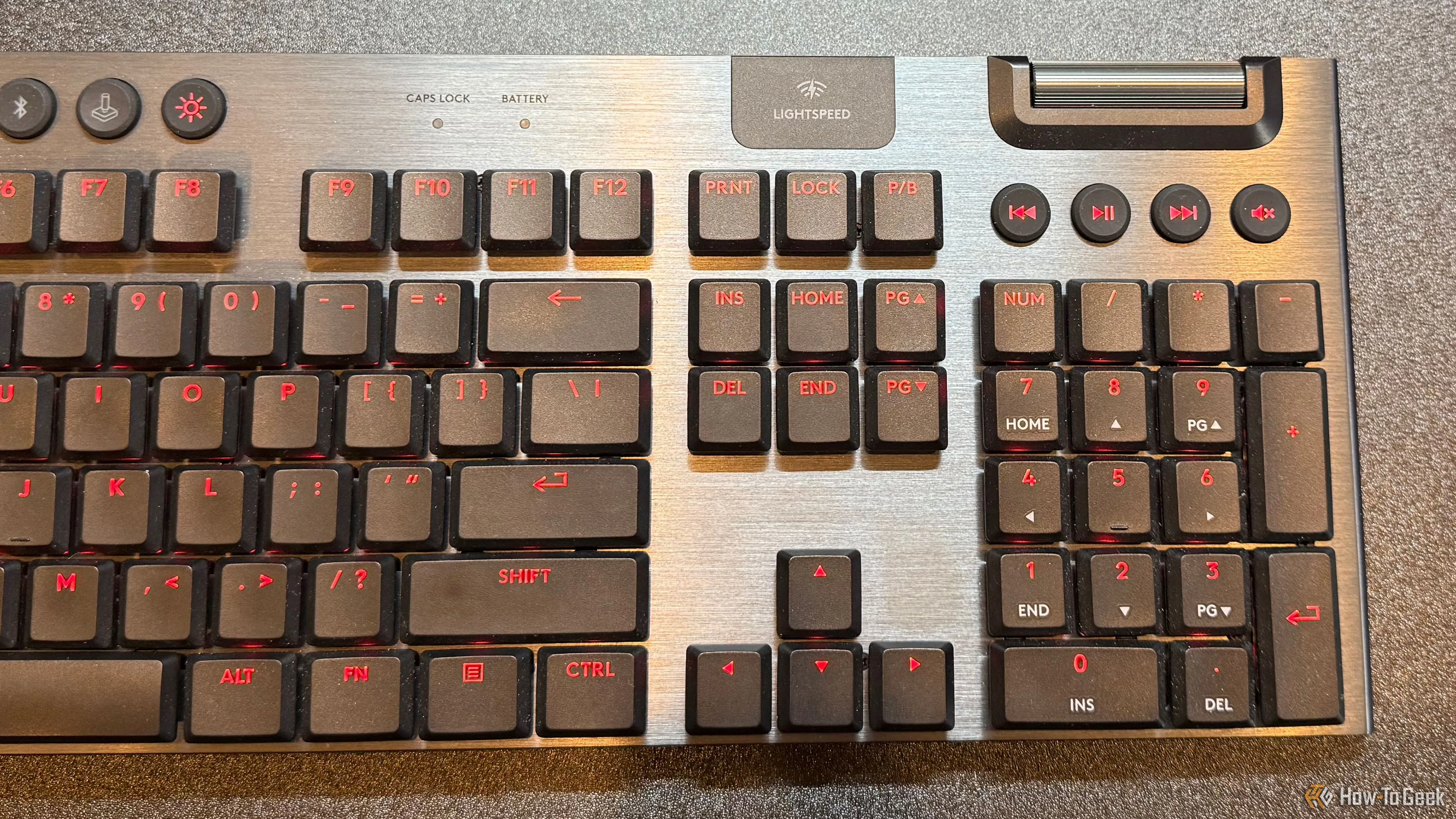 Cạnh phải bàn phím Logitech G915 X Lightspeed với cụm phím số và con lăn điều chỉnh âm lượng