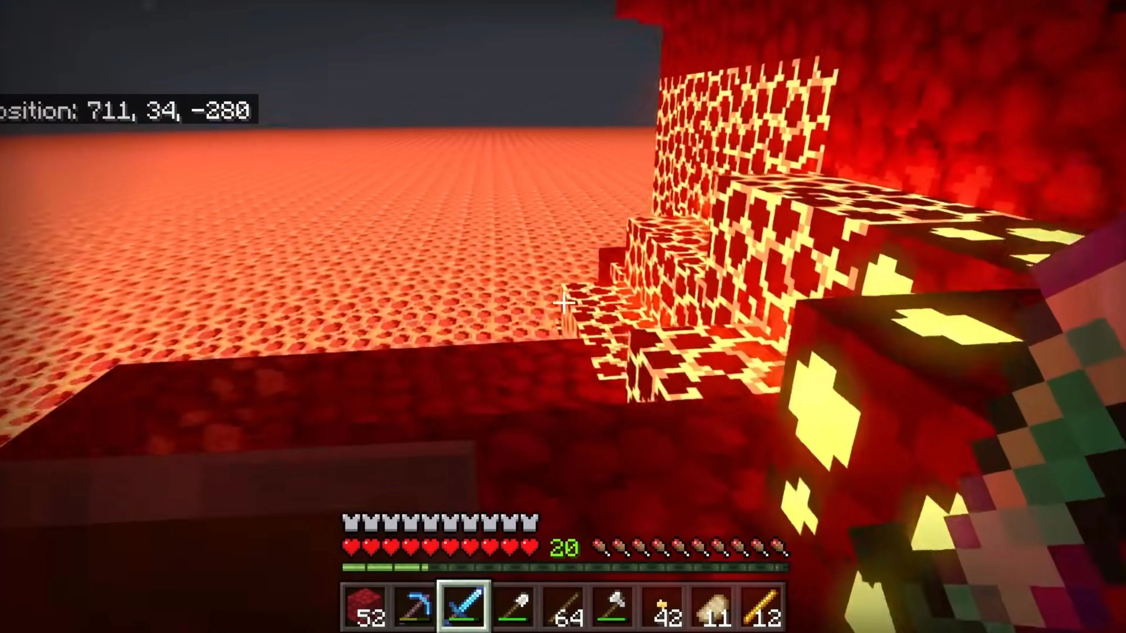 Cảnh quay trong game Minecraft, người chơi đang xây dựng một công trình