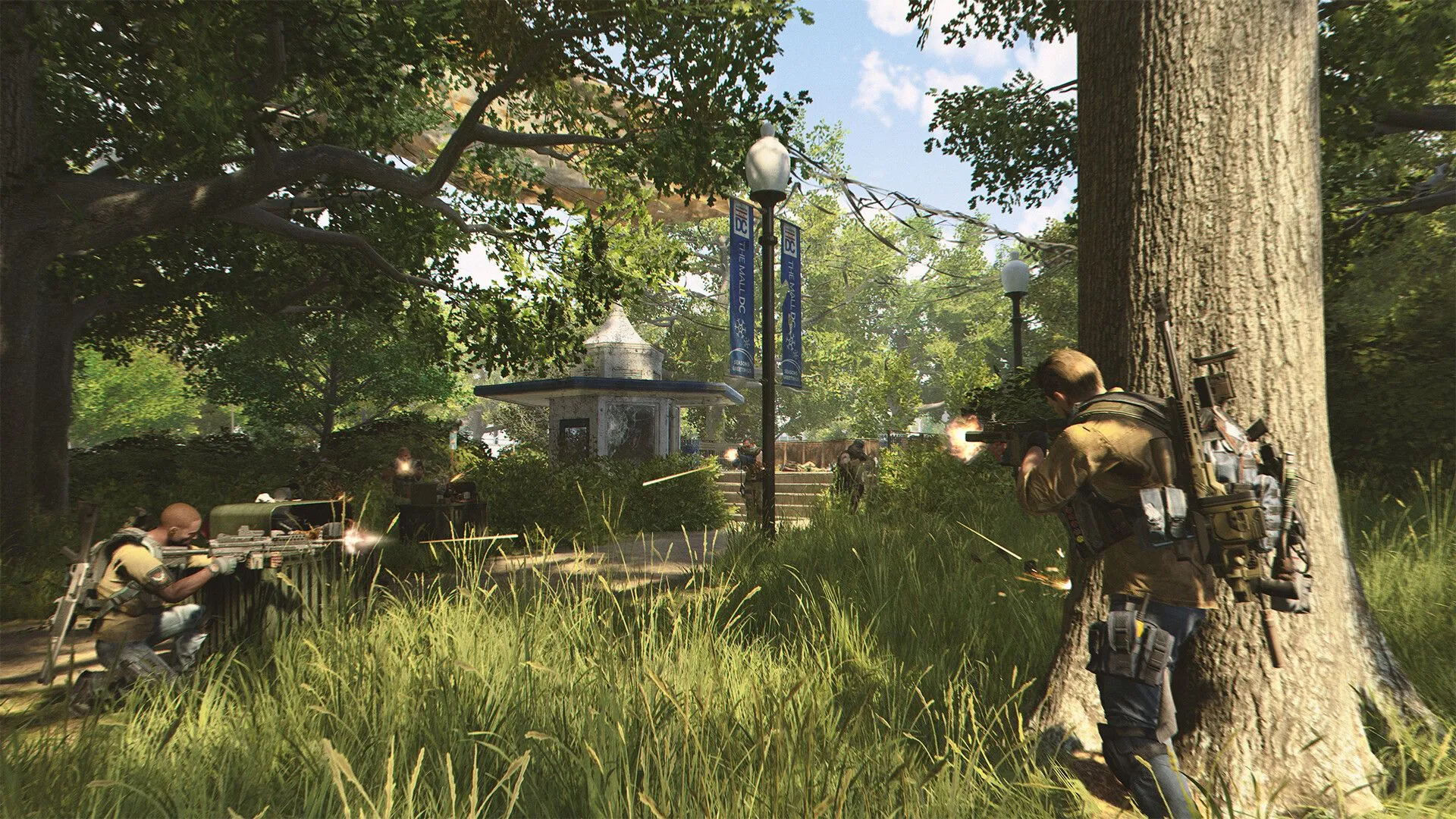 Cảnh trong game The Division 2, cho thấy một đường phố bị tàn phá ở Washington D.C. với các tòa nhà quen thuộc.