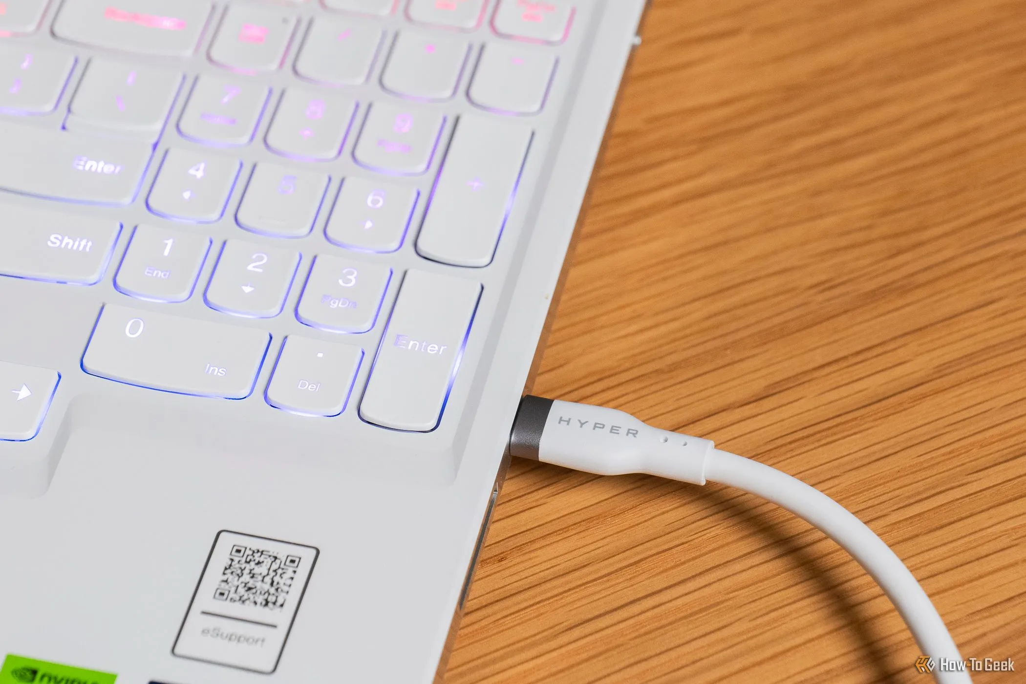 Cáp USB-C HyperJuice 240W Silicone được cắm vào laptop