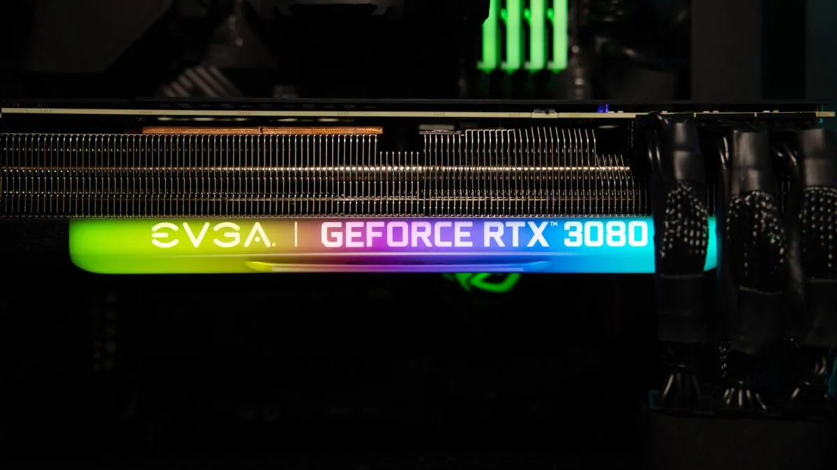Card đồ họa EVGA Geforce RTX 3080 FTW3 được lắp đặt trên bo mạch chủ