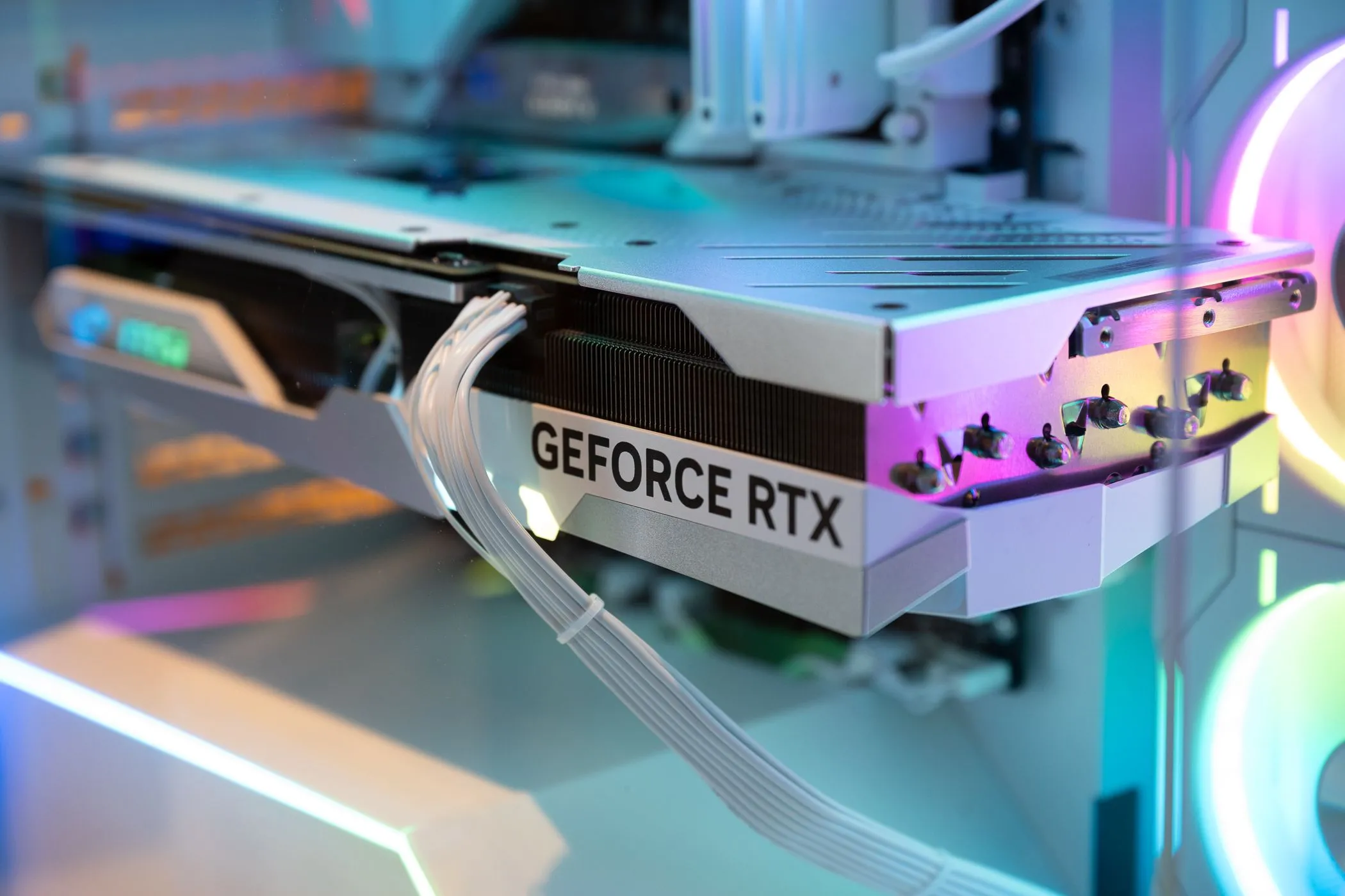 Card đồ họa NVIDIA GeForce RTX bên trong một bộ PC chơi game
