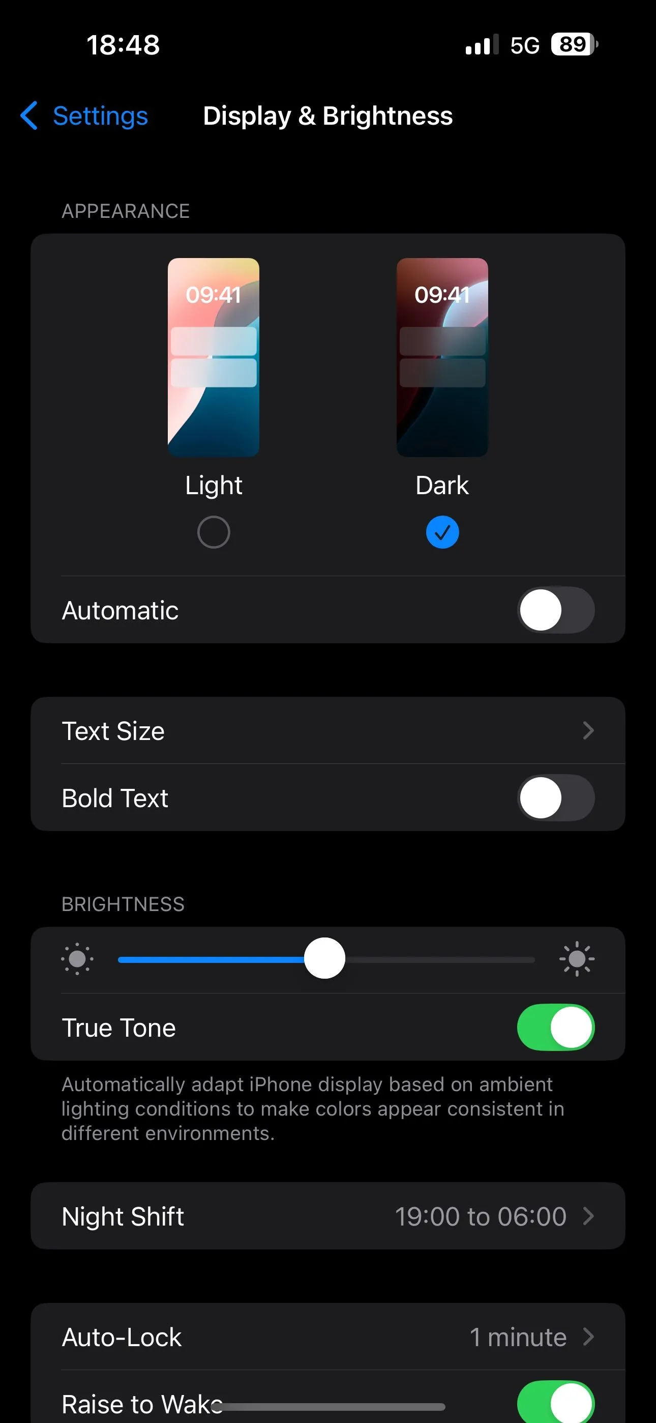 Chọn tùy chọn Giao diện Tối trong ứng dụng Cài đặt iPhone.