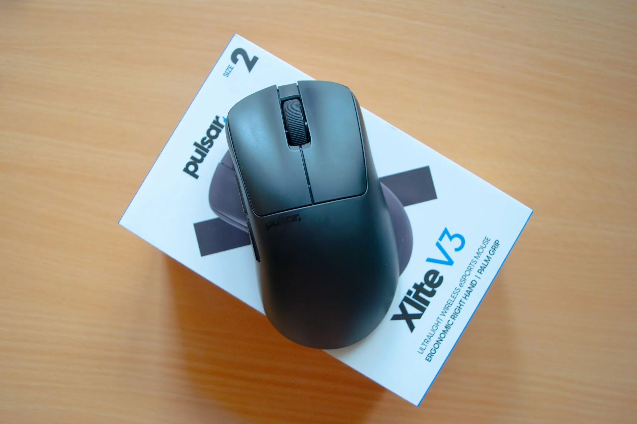 Chuột gaming Pulsar Xlite V3 đặt trên vỏ hộp sản phẩm