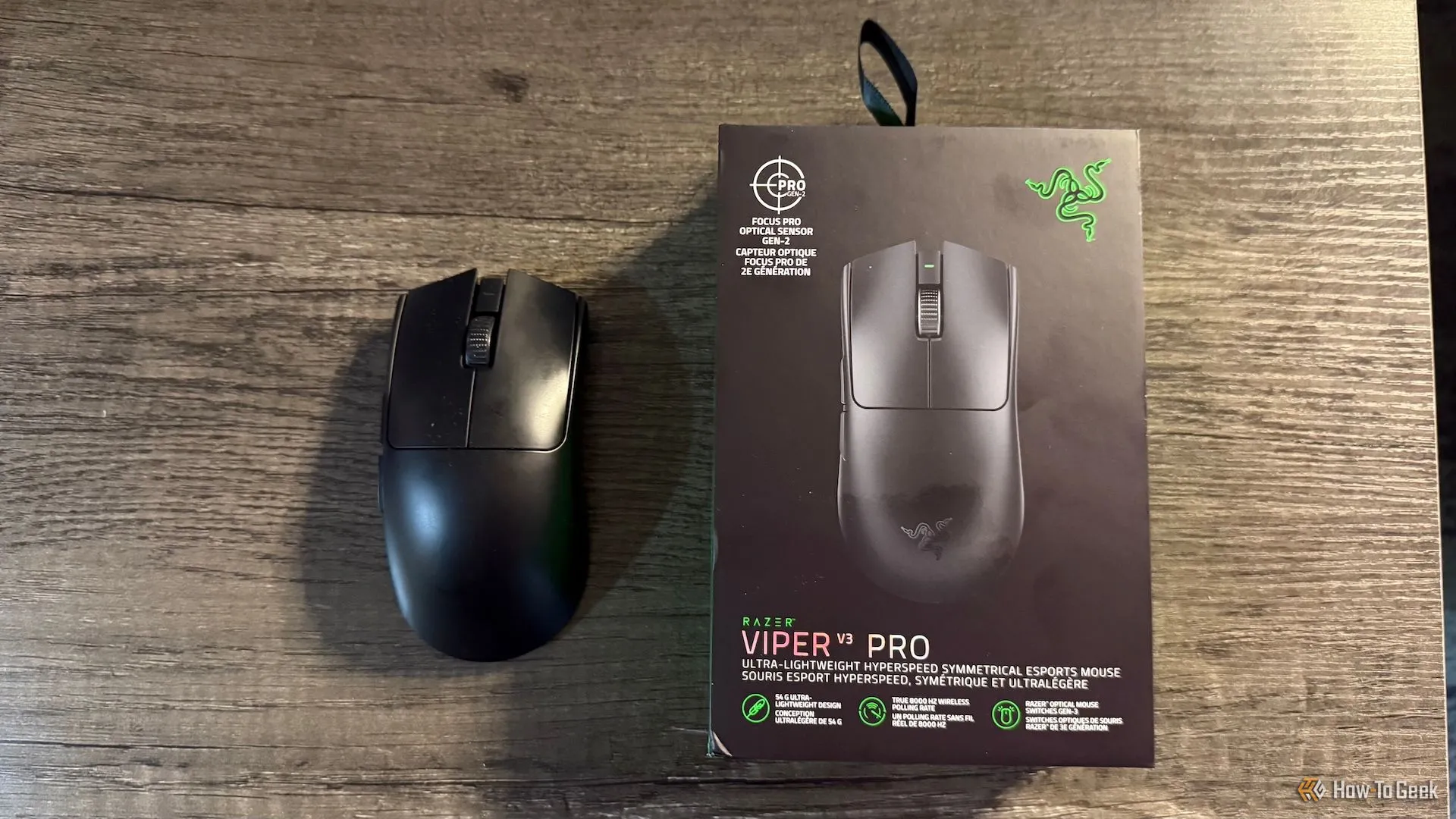 Chuột gaming Razer Viper V3 Pro cùng hộp đựng sản phẩm, thể hiện sự đơn giản và tinh tế trong thiết kế.