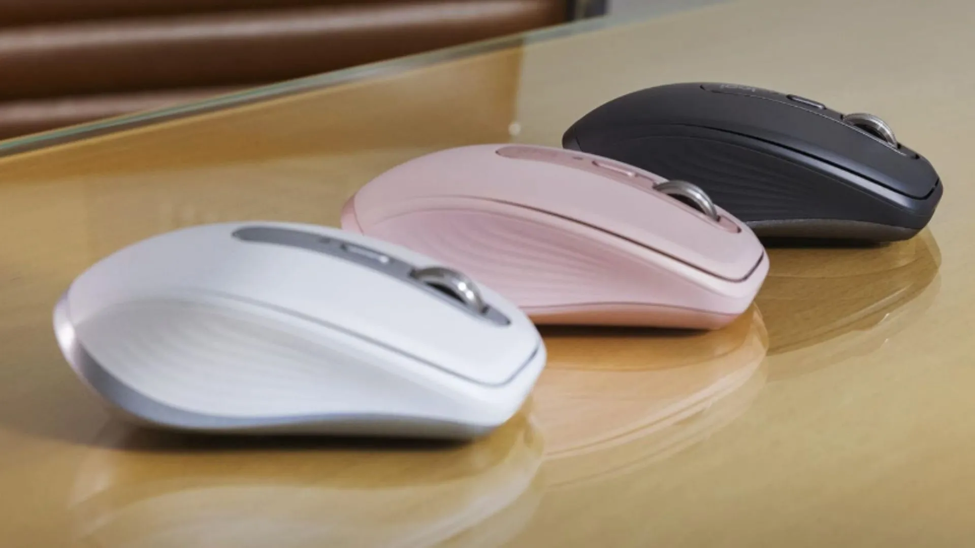 Chuột Logitech MX Anywhere 3S màu đen, trắng và hồng trên nền đơn giản.
