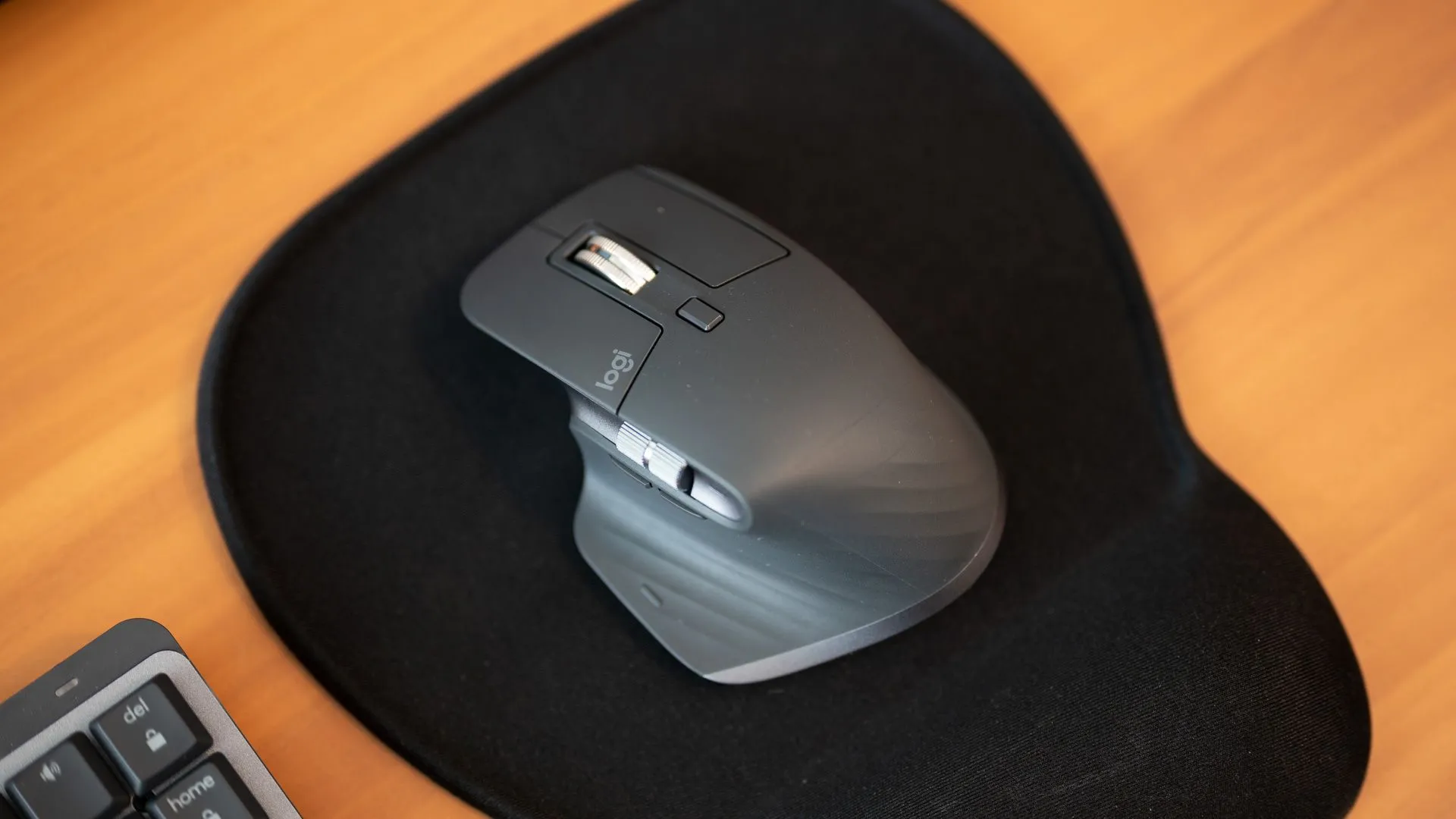 Chuột Logitech MX Master 3S đặt trên bàn di, thể hiện kích thước và hình dáng tổng thể