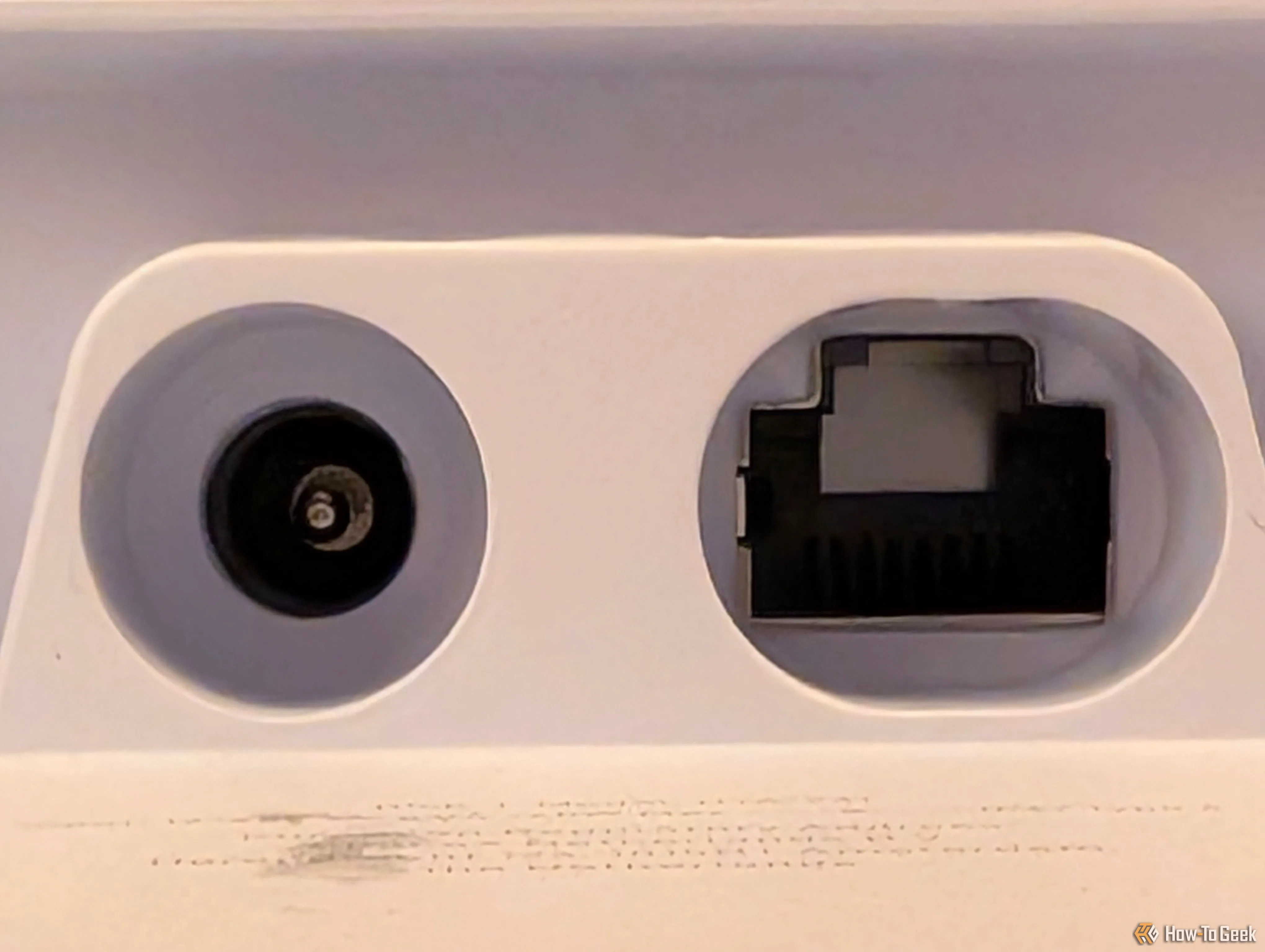 Cổng Ethernet trên Starlink Mini, cho phép kết nối với bộ định tuyến ngoài hoặc thiết bị mạng khác.