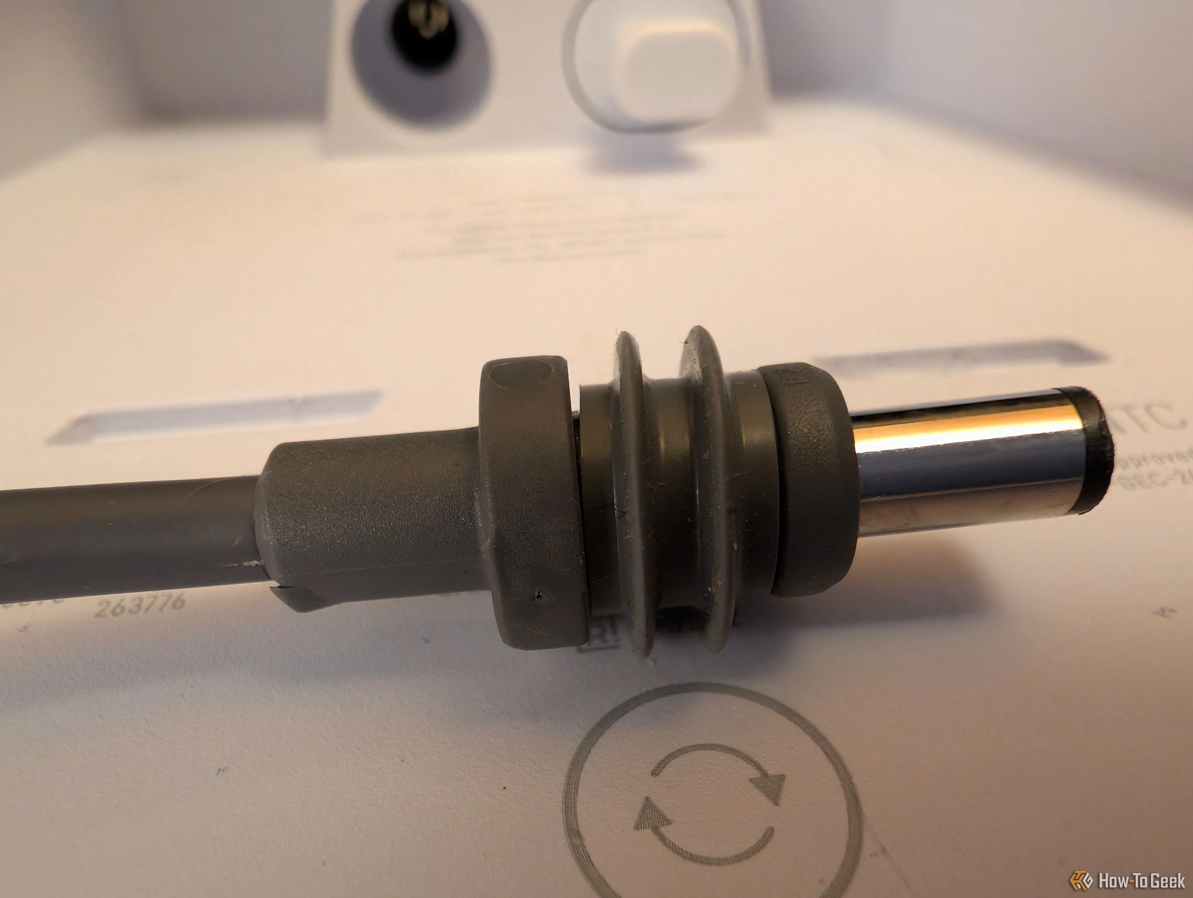 Cổng kết nối chống nước của Starlink Mini, đảm bảo hoạt động bền bỉ trong điều kiện thời tiết khắc nghiệt.