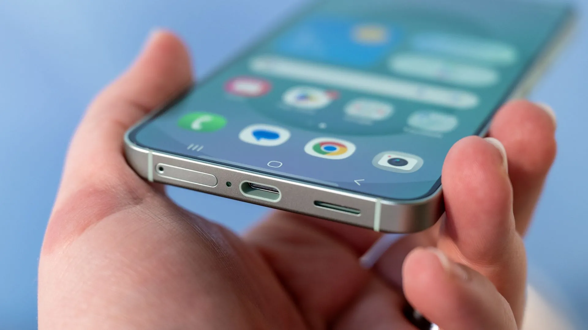Cổng USB-C và khe cắm SIM ở dưới cùng của Galaxy S25