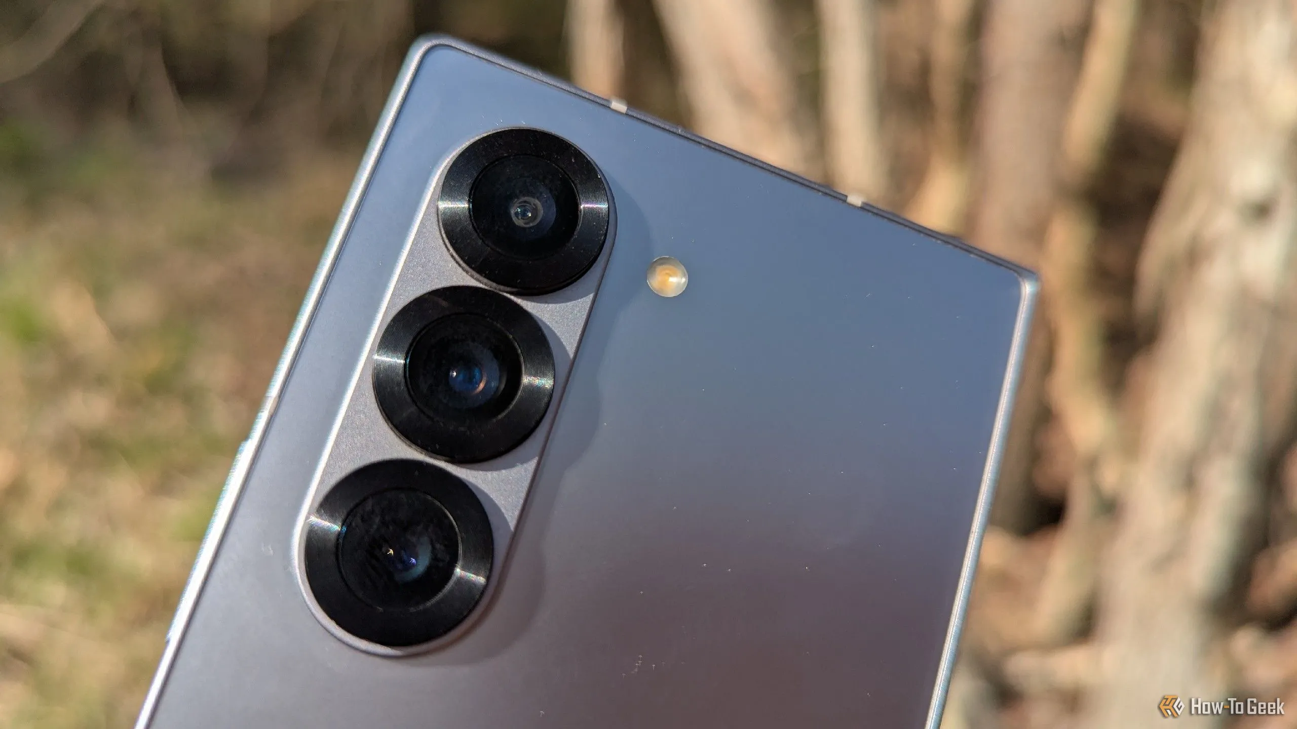 Cụm ba camera sau trên điện thoại Samsung Galaxy Z Fold 6, minh họa khả năng chụp ảnh của dòng điện thoại gập.