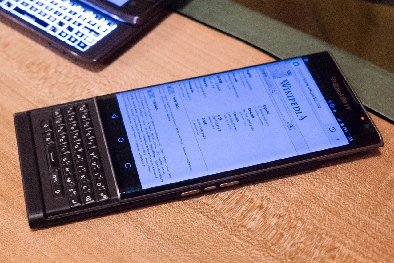 Điện thoại BlackBerry Priv của AT&amp;T với bàn phím trượt QWERTY, minh họa cho nỗ lực hồi sinh bàn phím vật lý trong kỷ nguyên smartphone hiện đại.