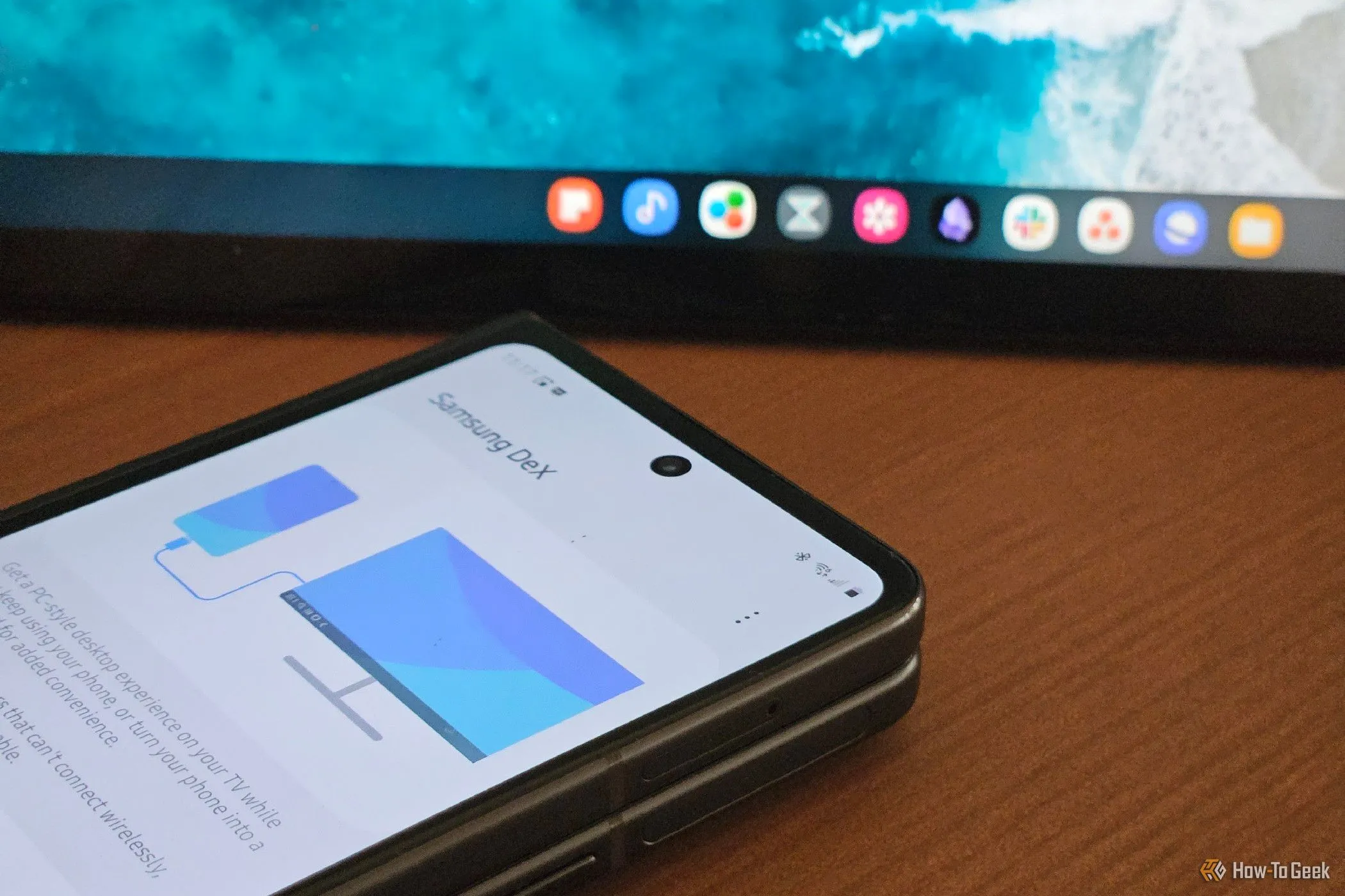 Điện thoại Galaxy Z Fold 5 kích hoạt chế độ Samsung DeX trên lapdock