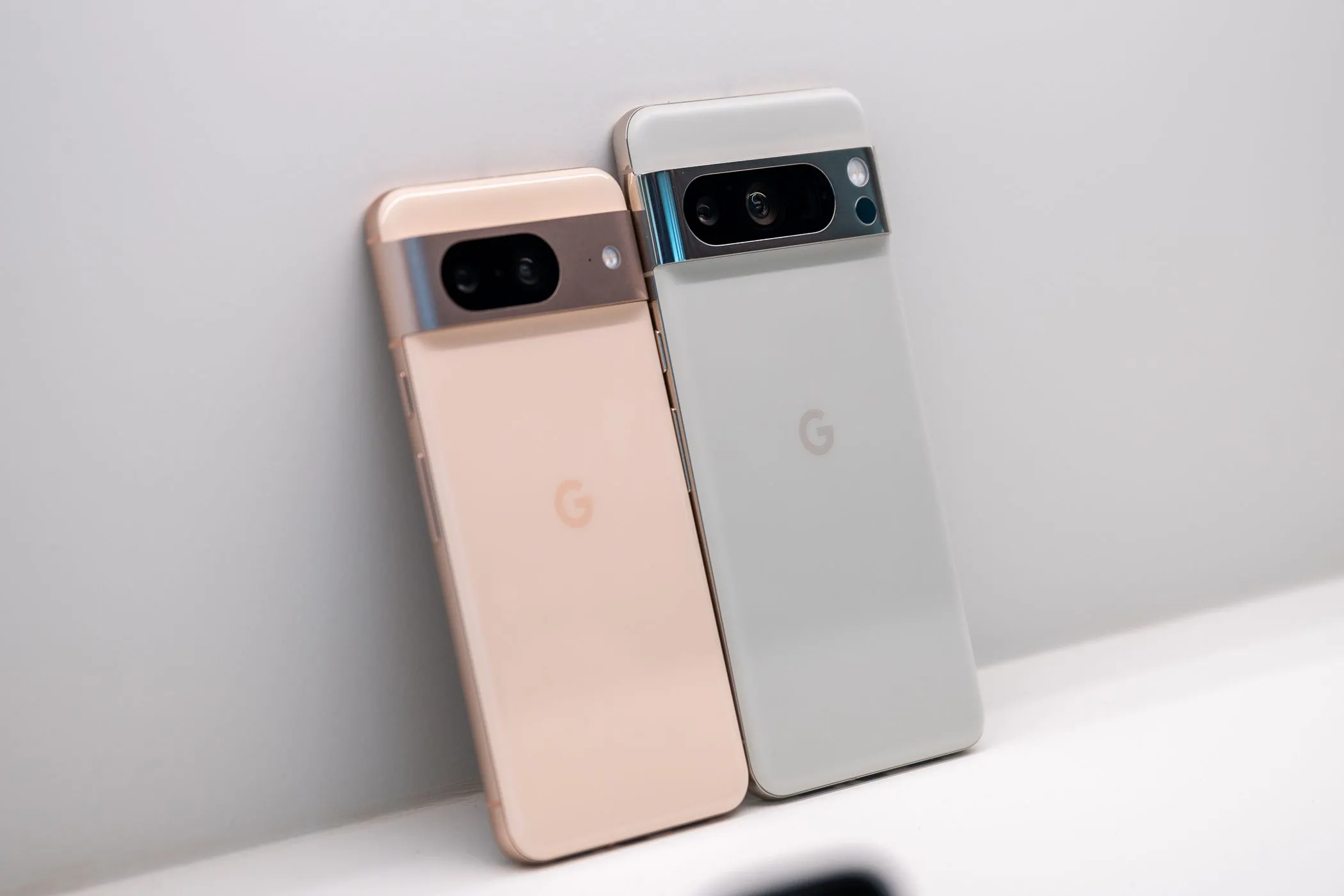 Điện thoại Google Pixel 8 và Pixel 8 Pro đặt cạnh nhau