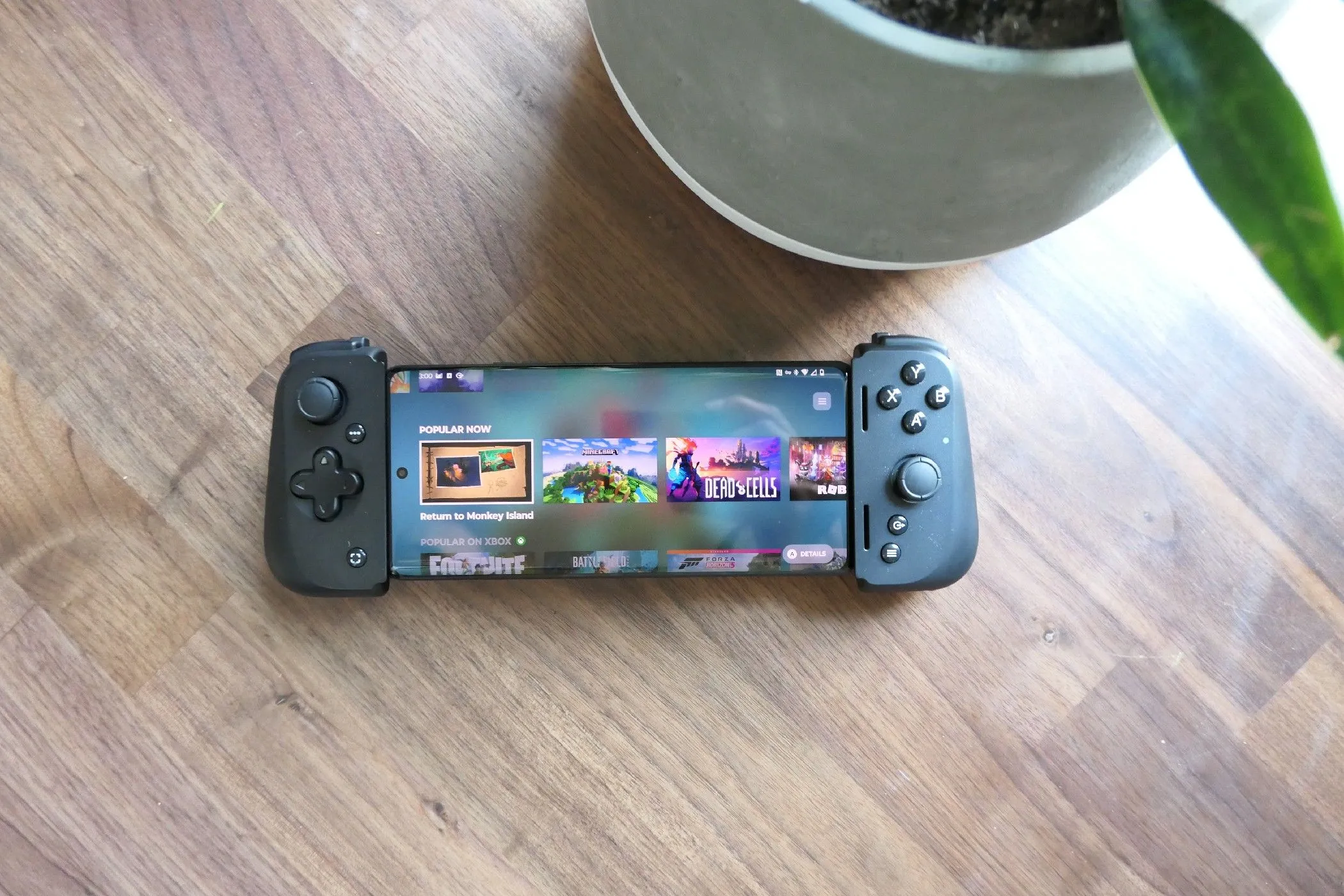 Điện thoại Motorola Edge+ gắn vào tay cầm chơi game Razer Kishi v2