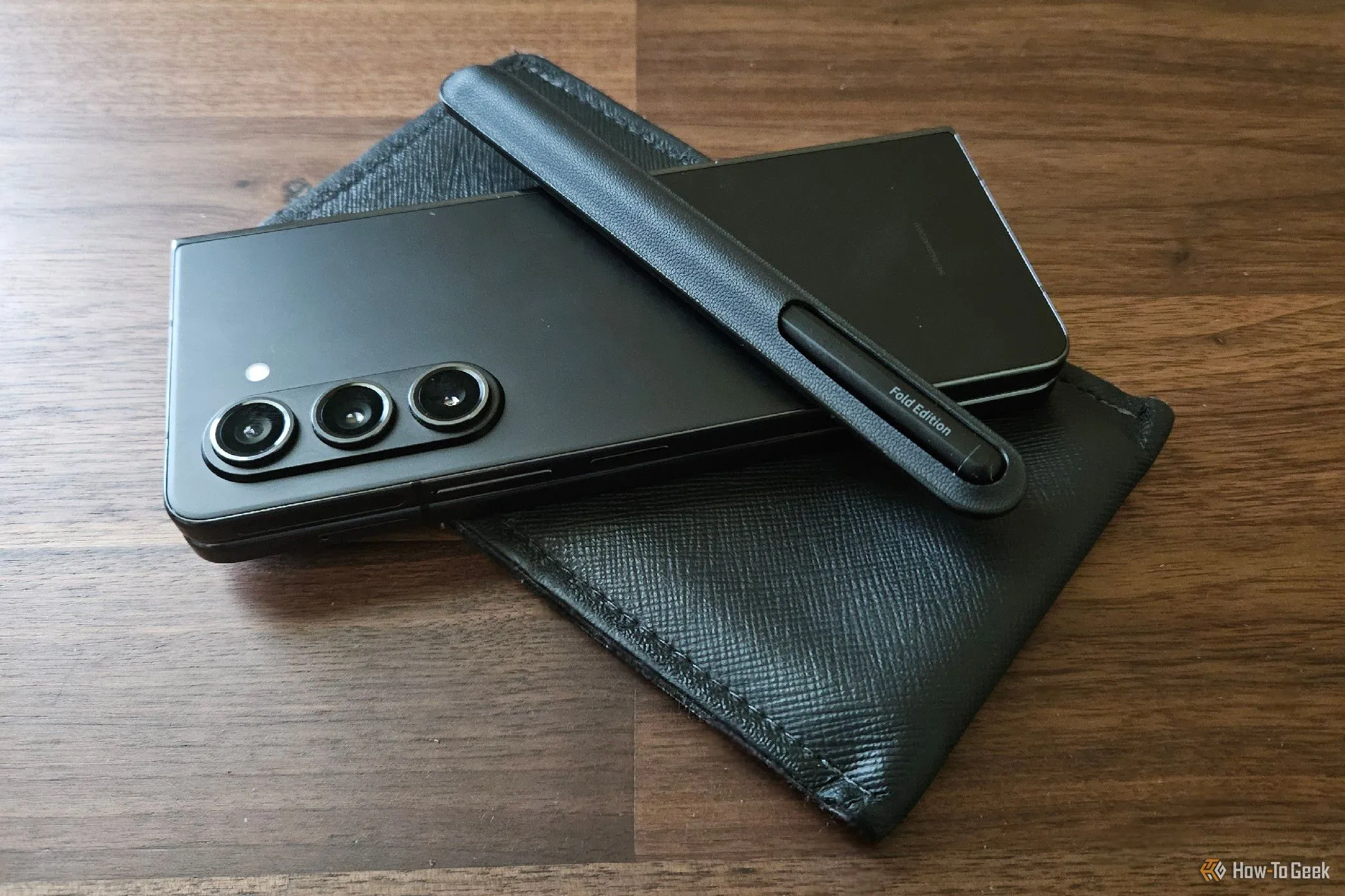 Điện thoại Samsung Galaxy Z Fold 5 được đặt trong bao da cùng bút S Pen Fold Edition