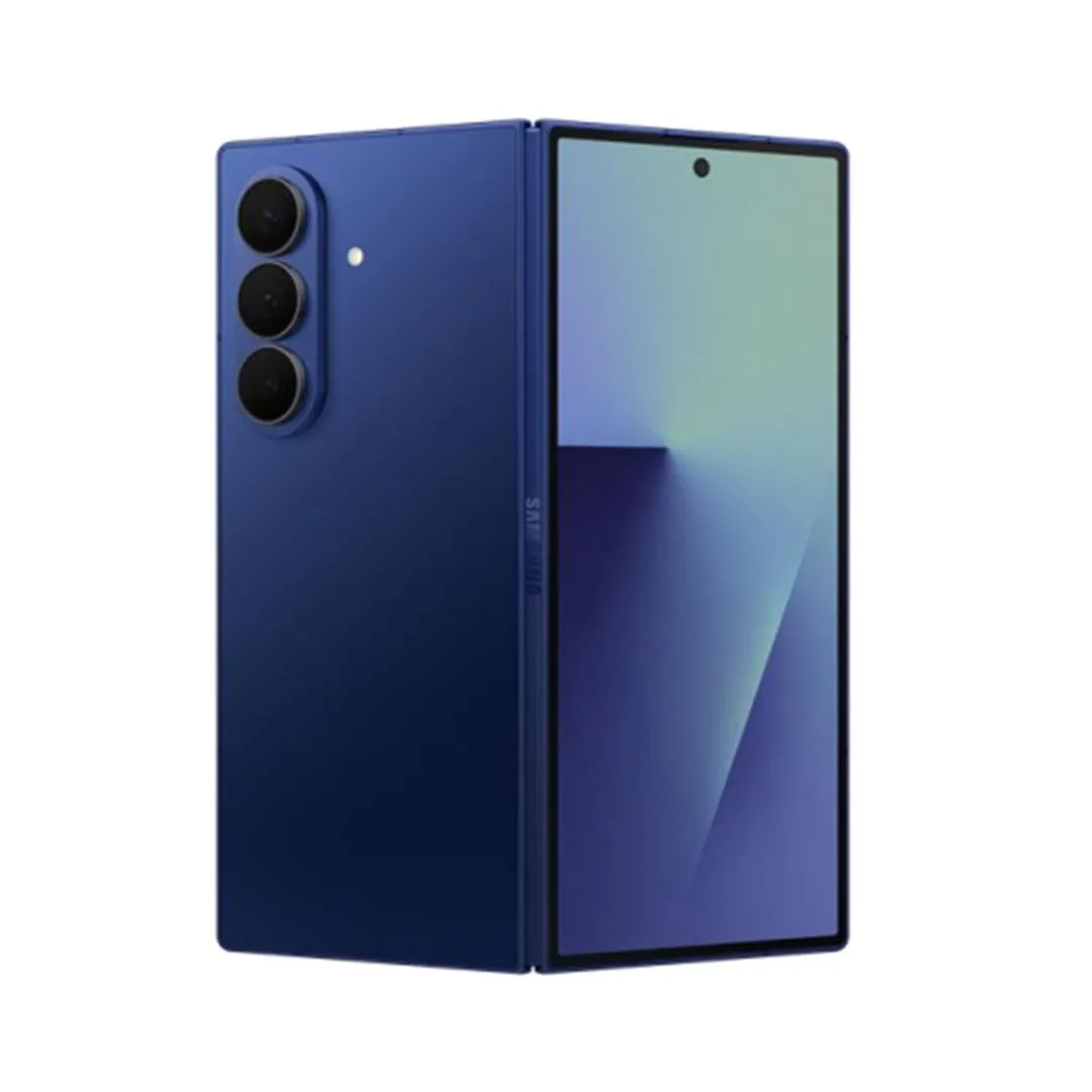 Điện thoại Samsung Galaxy Z Fold 7 màu đen đang gập lại trên nền trắng, mặt ngoài hiển thị màn hình phụ.