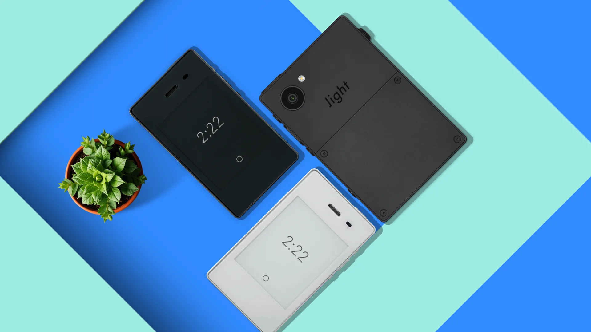 Điện thoại tối giản như TCL Flip 4 5G và bình hoa trong không gian đơn giản