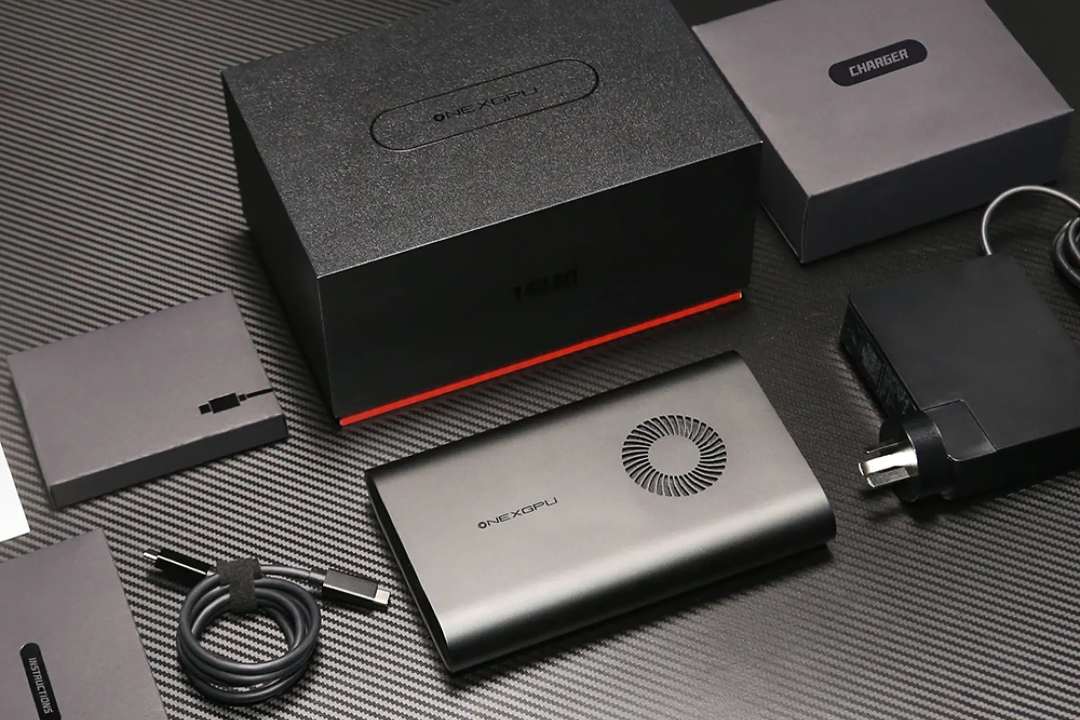 eGPU OneXGPU tích hợp Radeon RX 7600M XT trên bàn