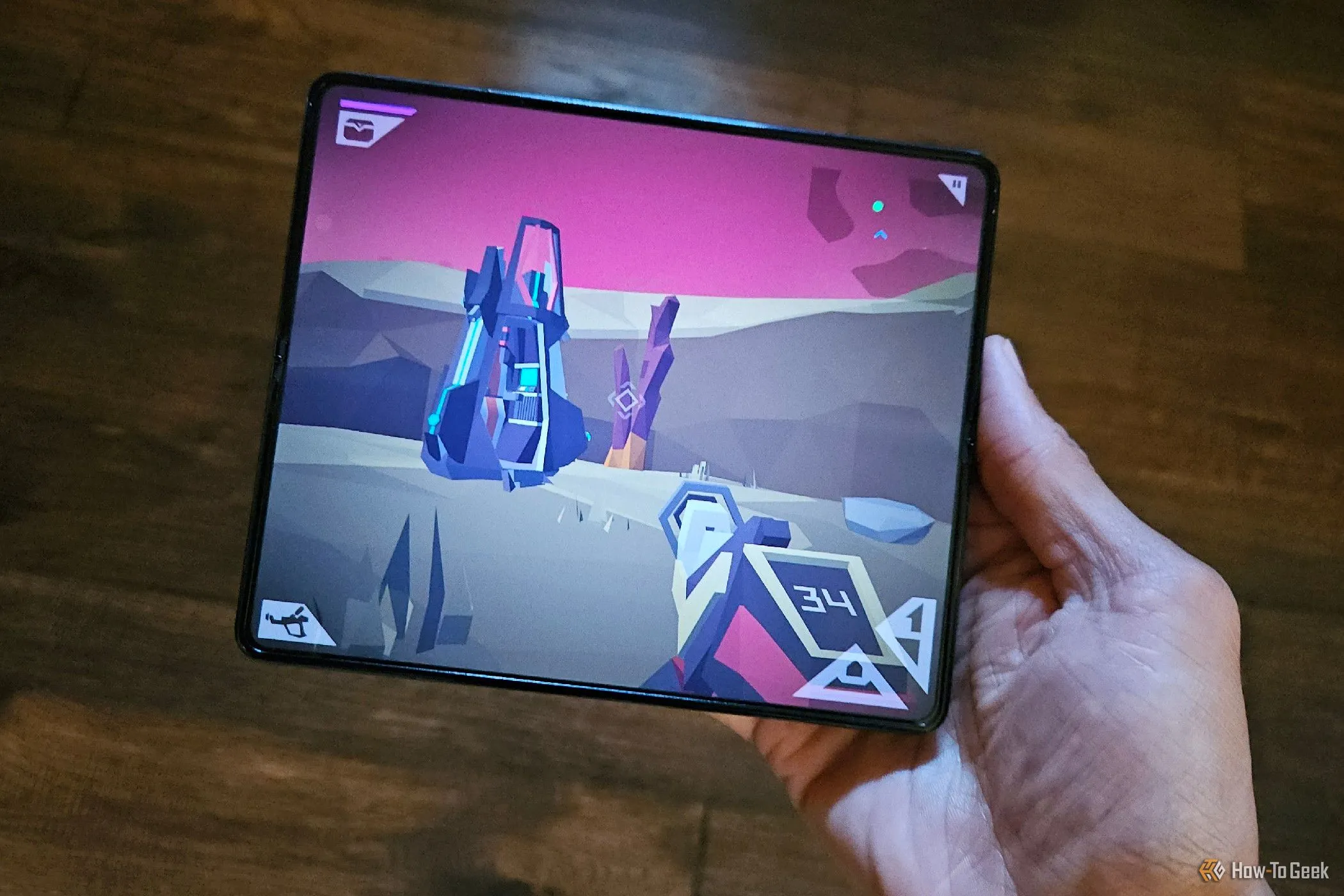 Game Morphite phiên bản Android đang chạy trên Samsung Galaxy Z Fold 5 ở chế độ gập