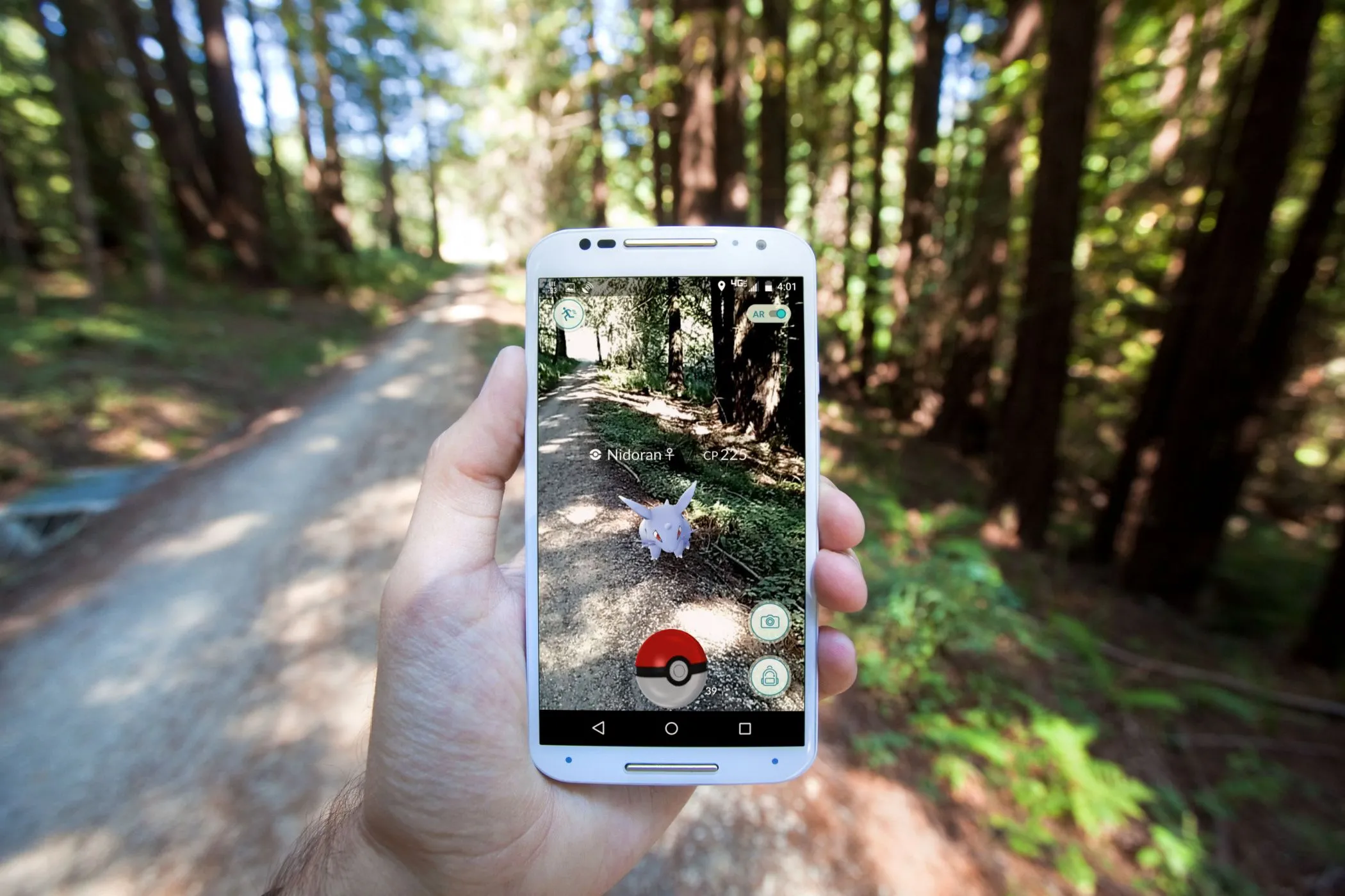 Game thực tế tăng cường Pokémon GO trên điện thoại thông minh, người chơi bắt Pokémon ngoài đời thực