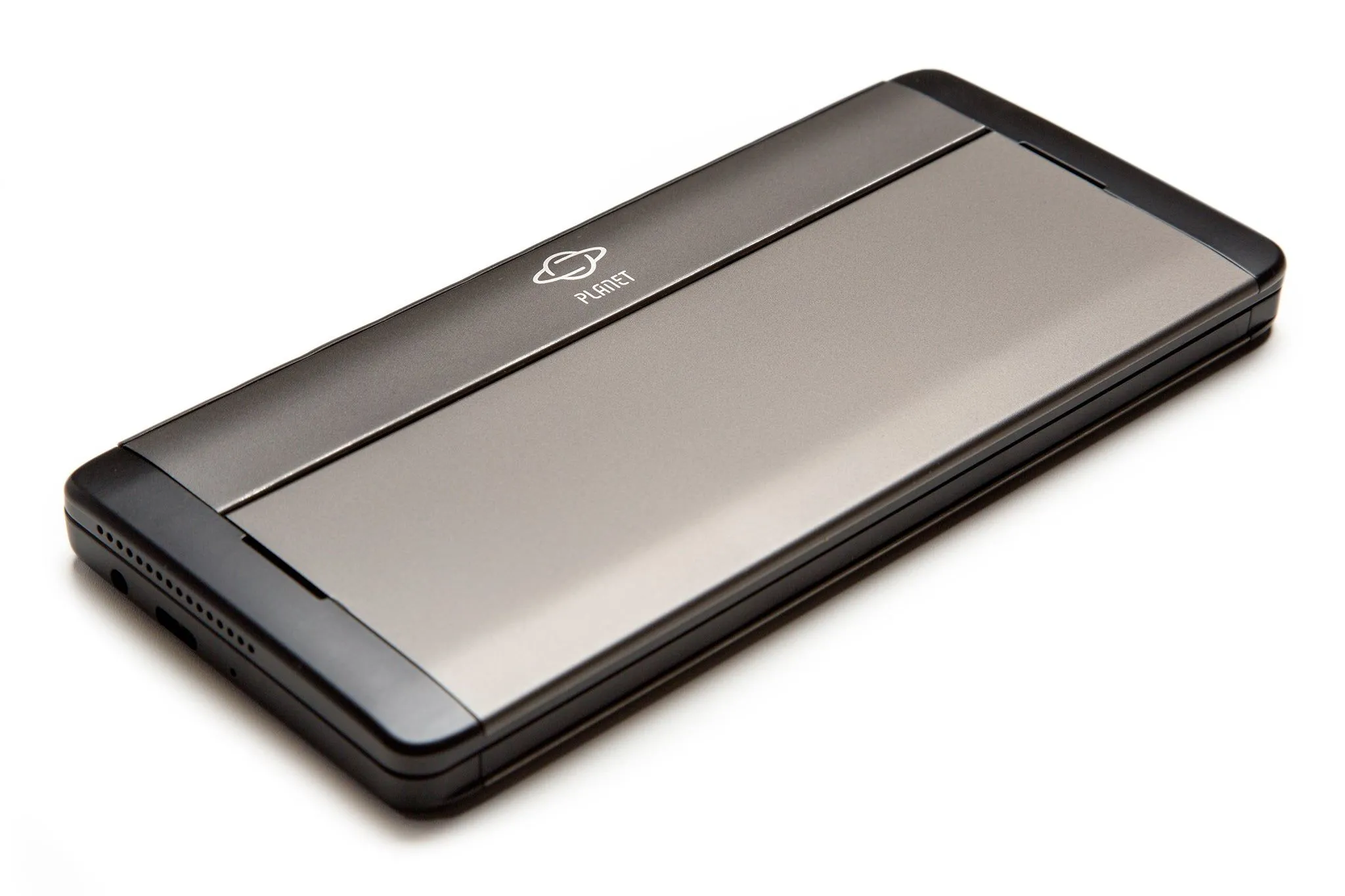 Gemini PDA mở ra, hiển thị bàn phím vật lý QWERTY và màn hình rộng.