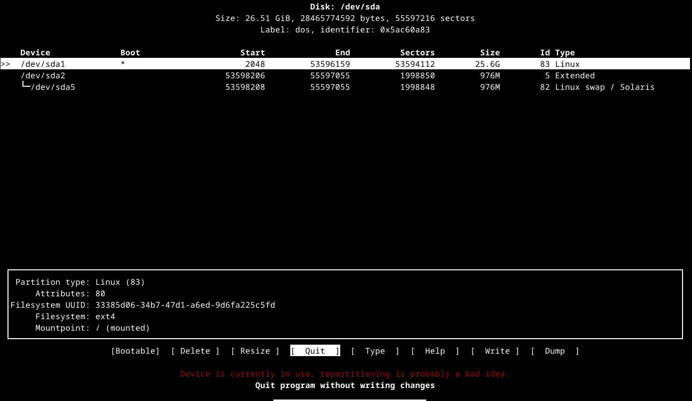 Giao diện cfdisk trên terminal Linux, một công cụ phân vùng dựa trên curses.