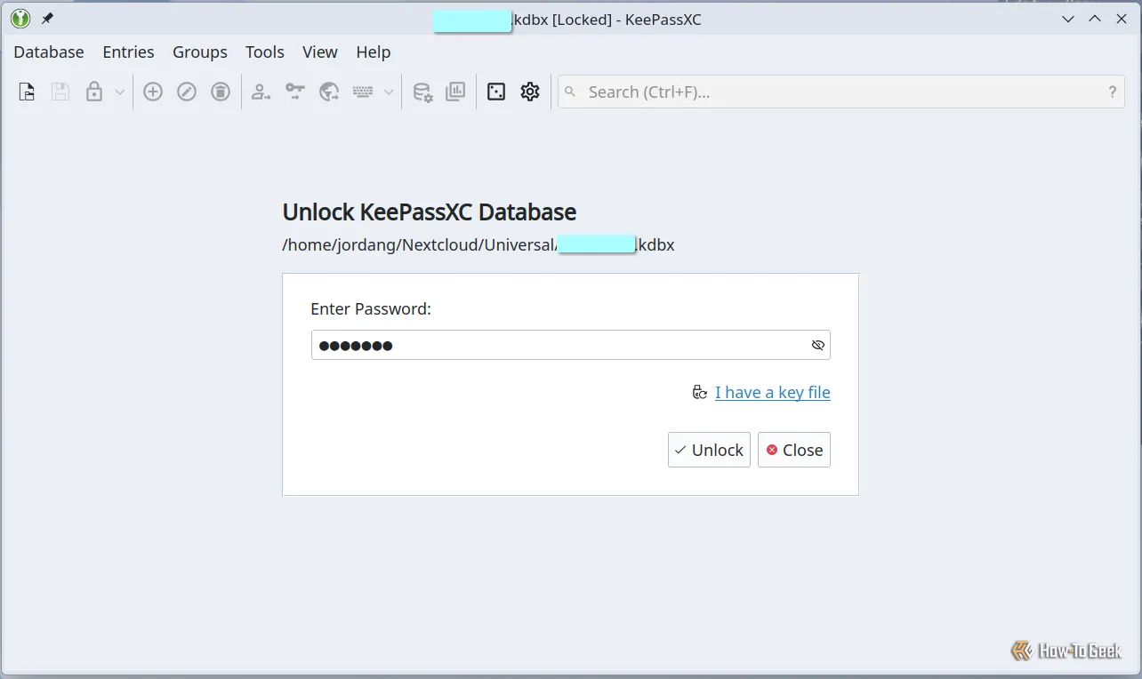 Giao diện KeePassXC đang mở một tệp KDBX được đồng bộ qua Nextcloud, minh họa quá trình truy cập mật khẩu.