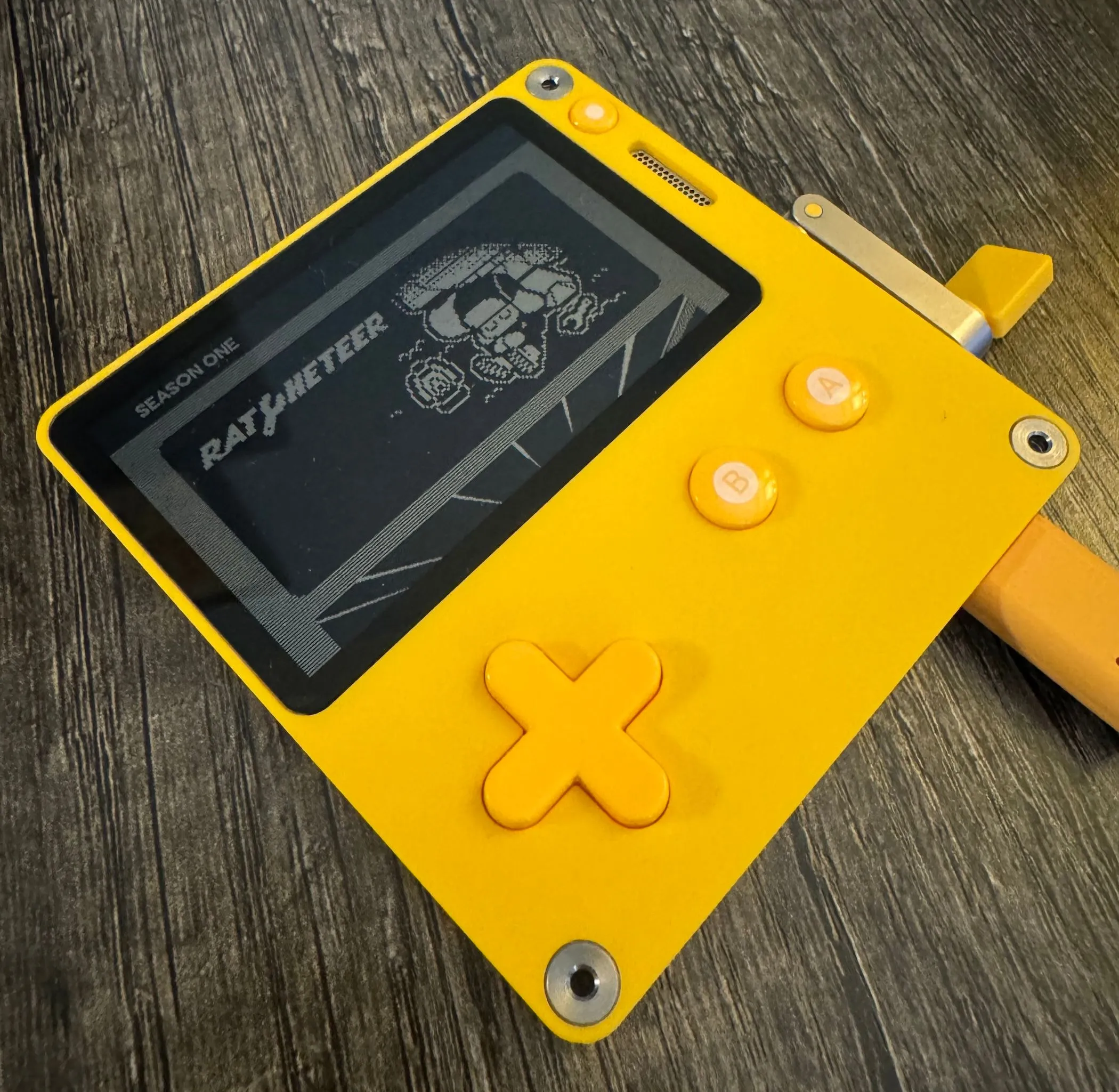 Giao diện màn hình menu đơn sắc của máy chơi game Playdate, hiển thị danh sách các trò chơi.
