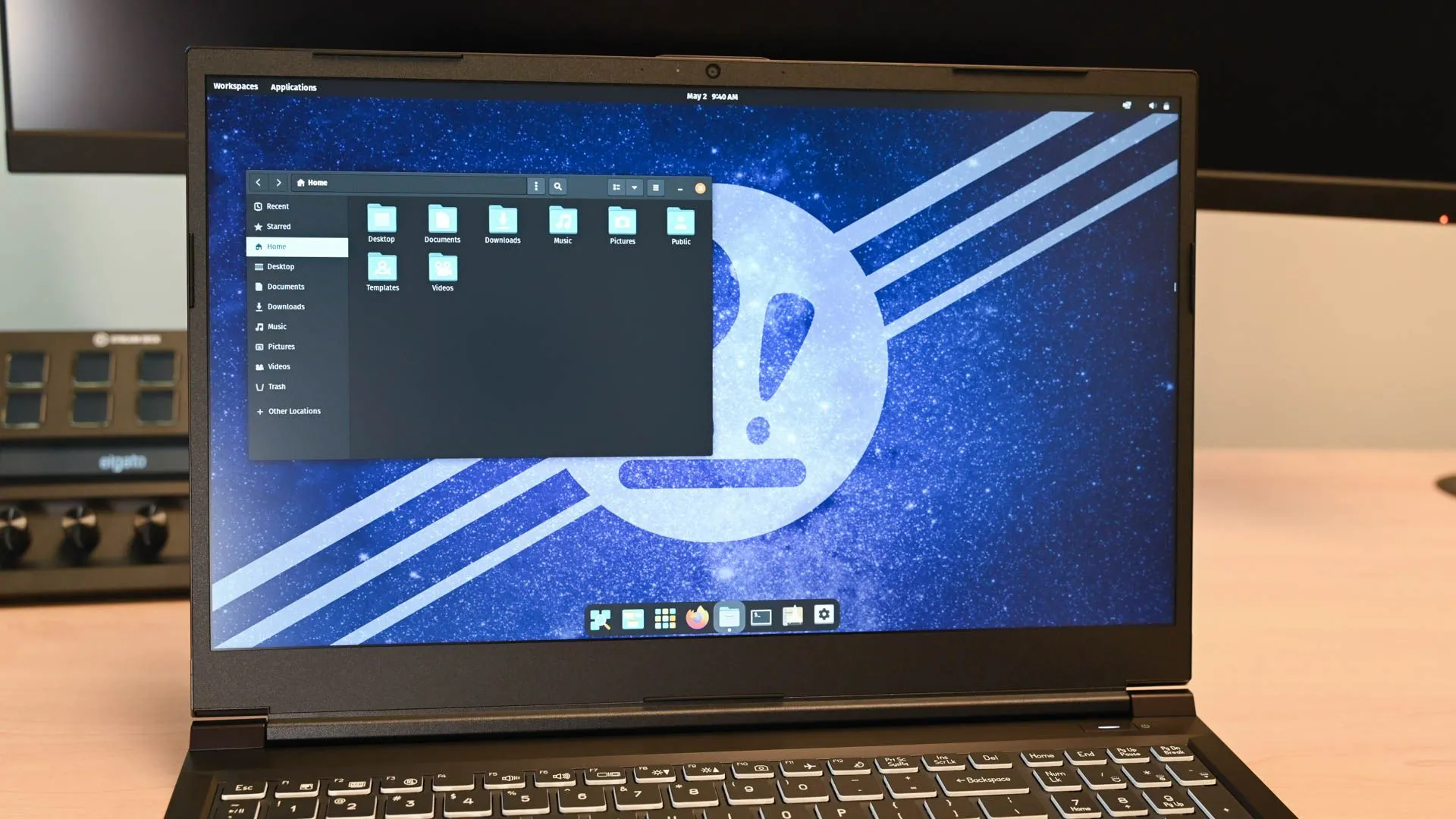 Giao diện quản lý tệp trên máy tính xách tay System76 Gazelle, minh họa môi trường desktop Linux.