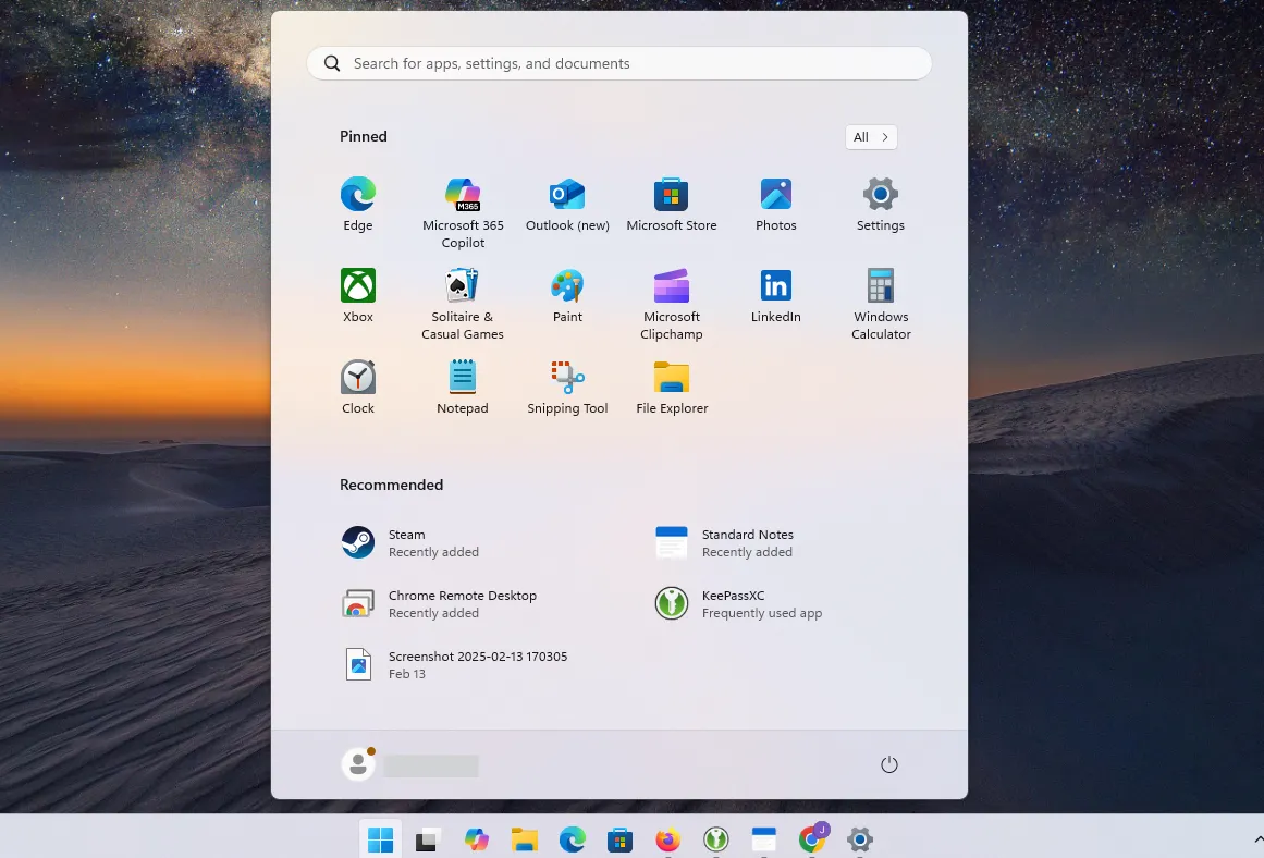 Giao diện Start Menu và thanh tác vụ của Windows 11 với biểu tượng Copilot hiển thị rõ, minh họa sự tích hợp sâu của AI này.