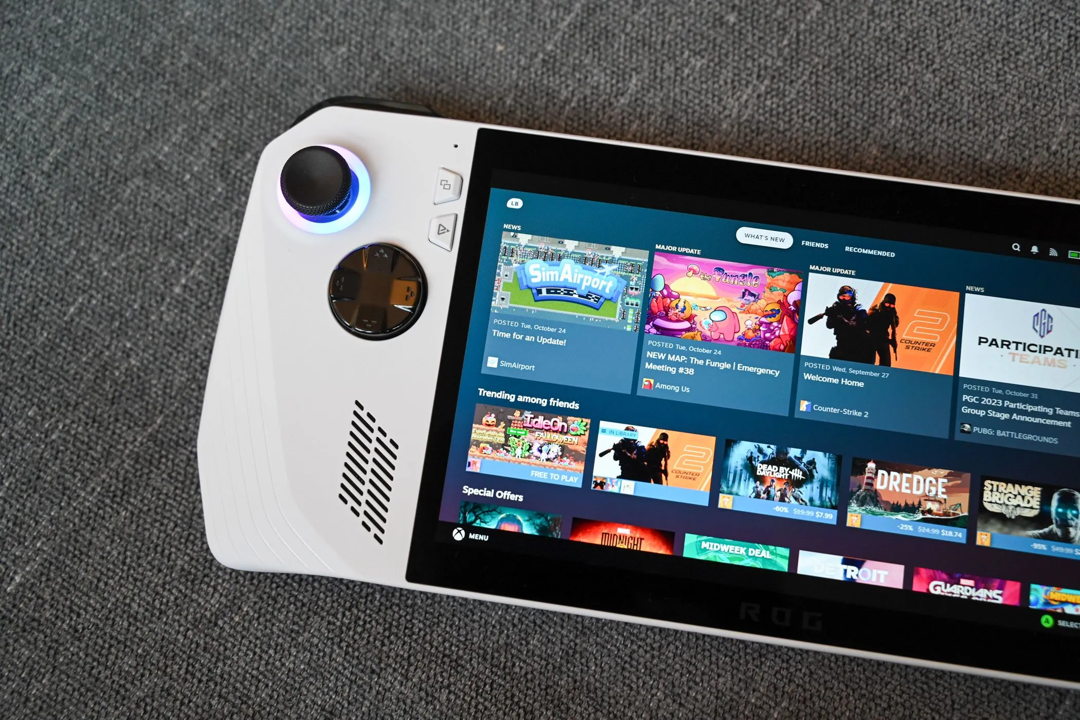 Giao diện Steam trên thiết bị chơi game cầm tay, minh họa khả năng tương thích của các tay cầm Bluetooth.