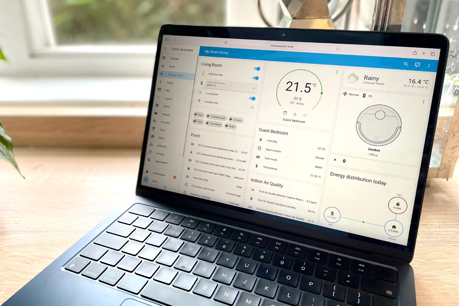 Giao diện ứng dụng Home Assistant đang chạy trên MacBook Air, một nền tảng nhà thông minh mạnh mẽ.